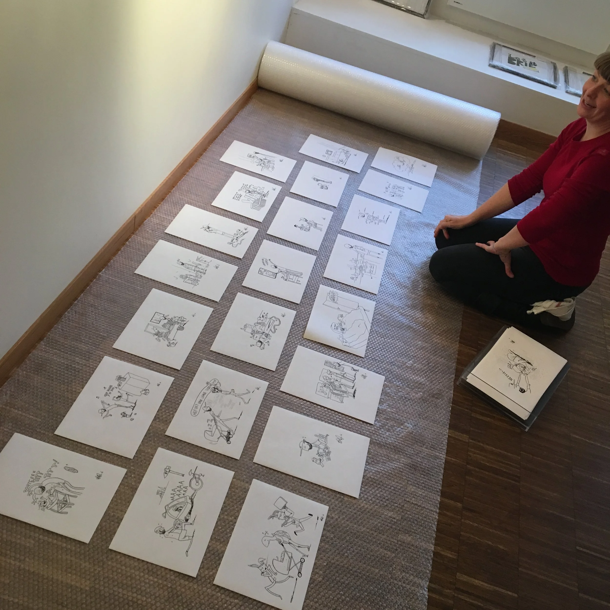 Anniken legger opp originalene før de henges opp.