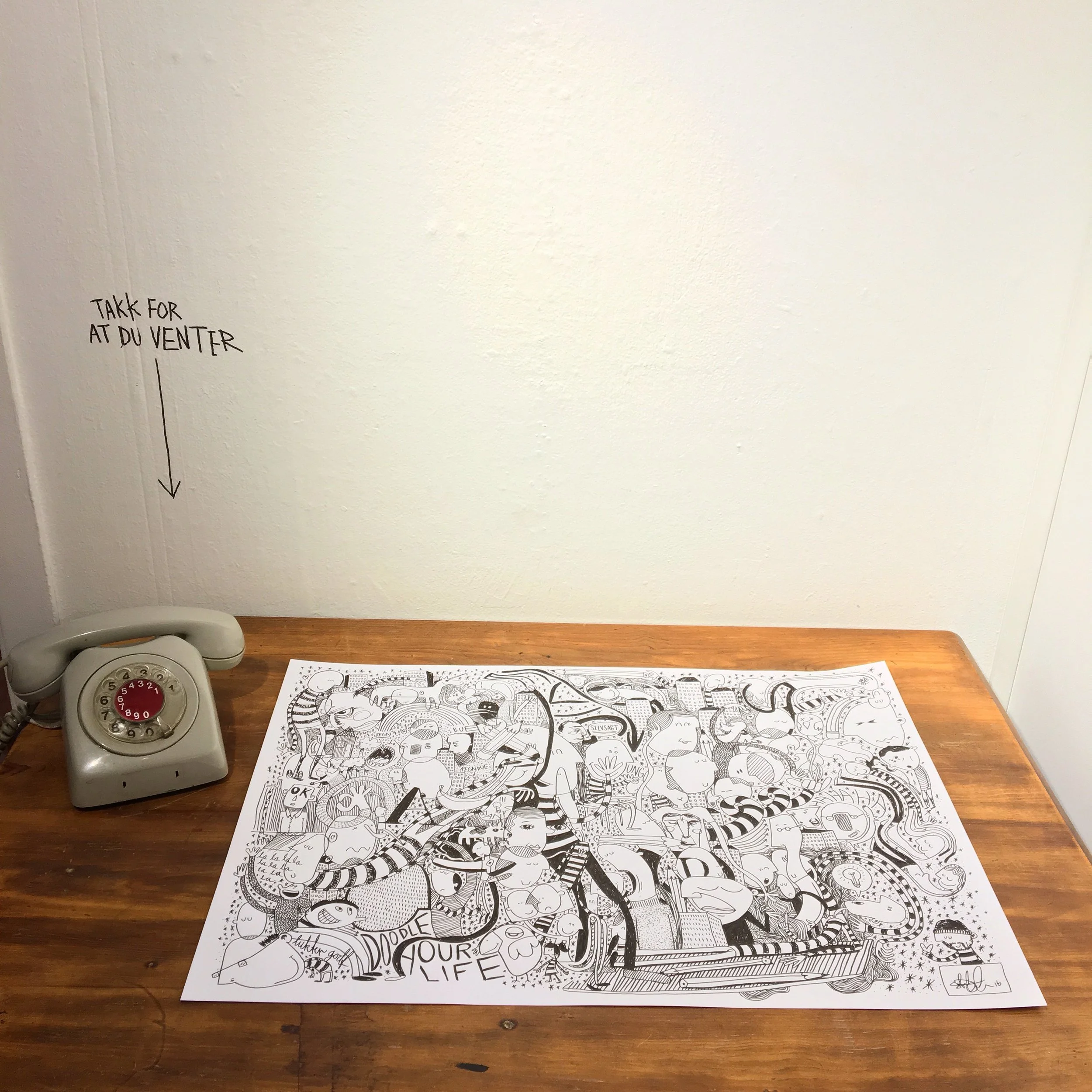 Installasjonen, og det eneste verket som ikke var til salgs. Løfter du av røret på telefonen så får du høre nydelig ventemusikk laget av Ola Kvernberg. Tusj-illustrasjonen på bordet tok meg 4 timer og 19 minutter å tegne. Jeg filmet hele seansen og …