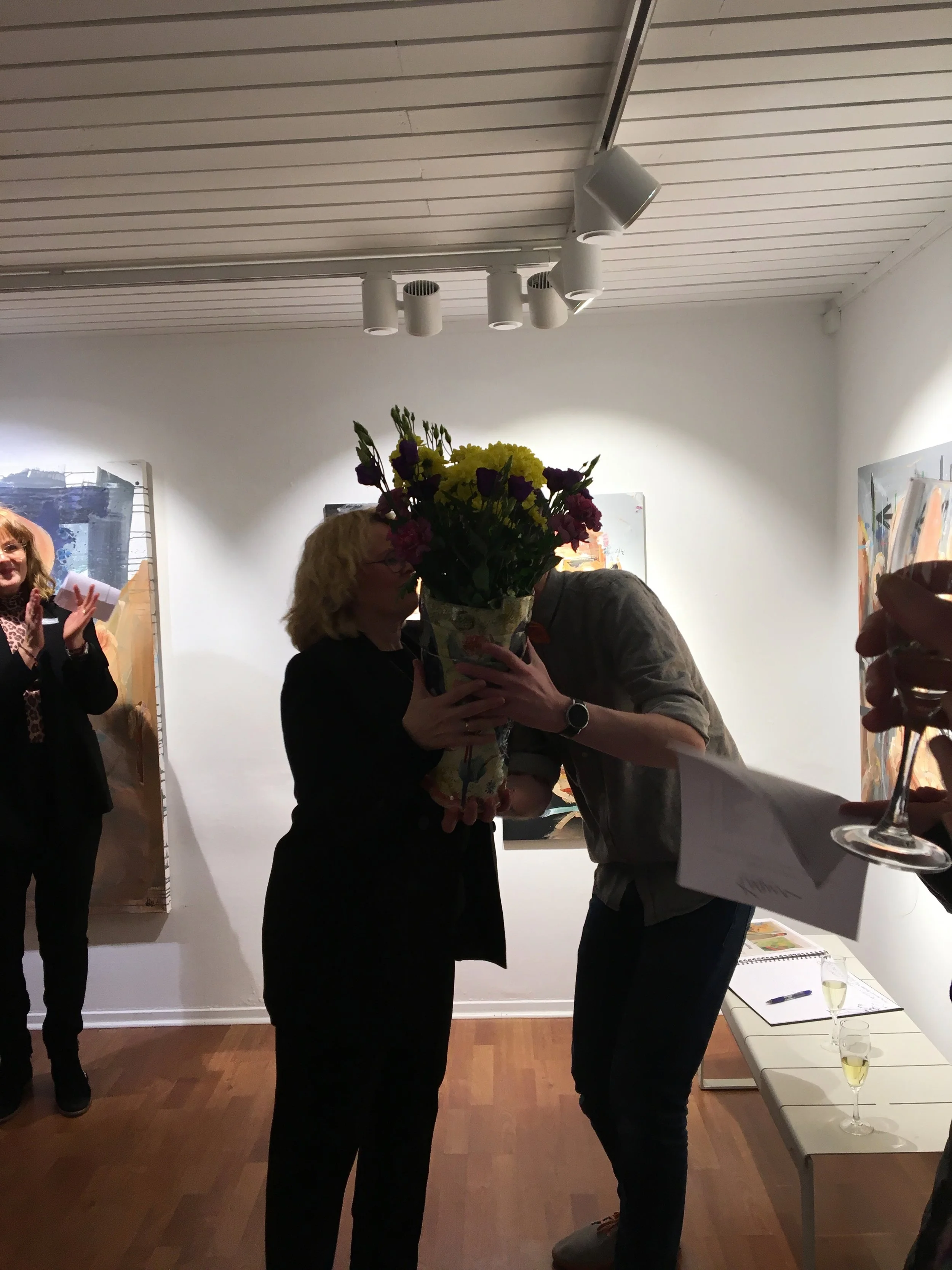 Når søster 1 var ferdig med å åpningstale så kom søster 2 med nydelige blomster og klem <3