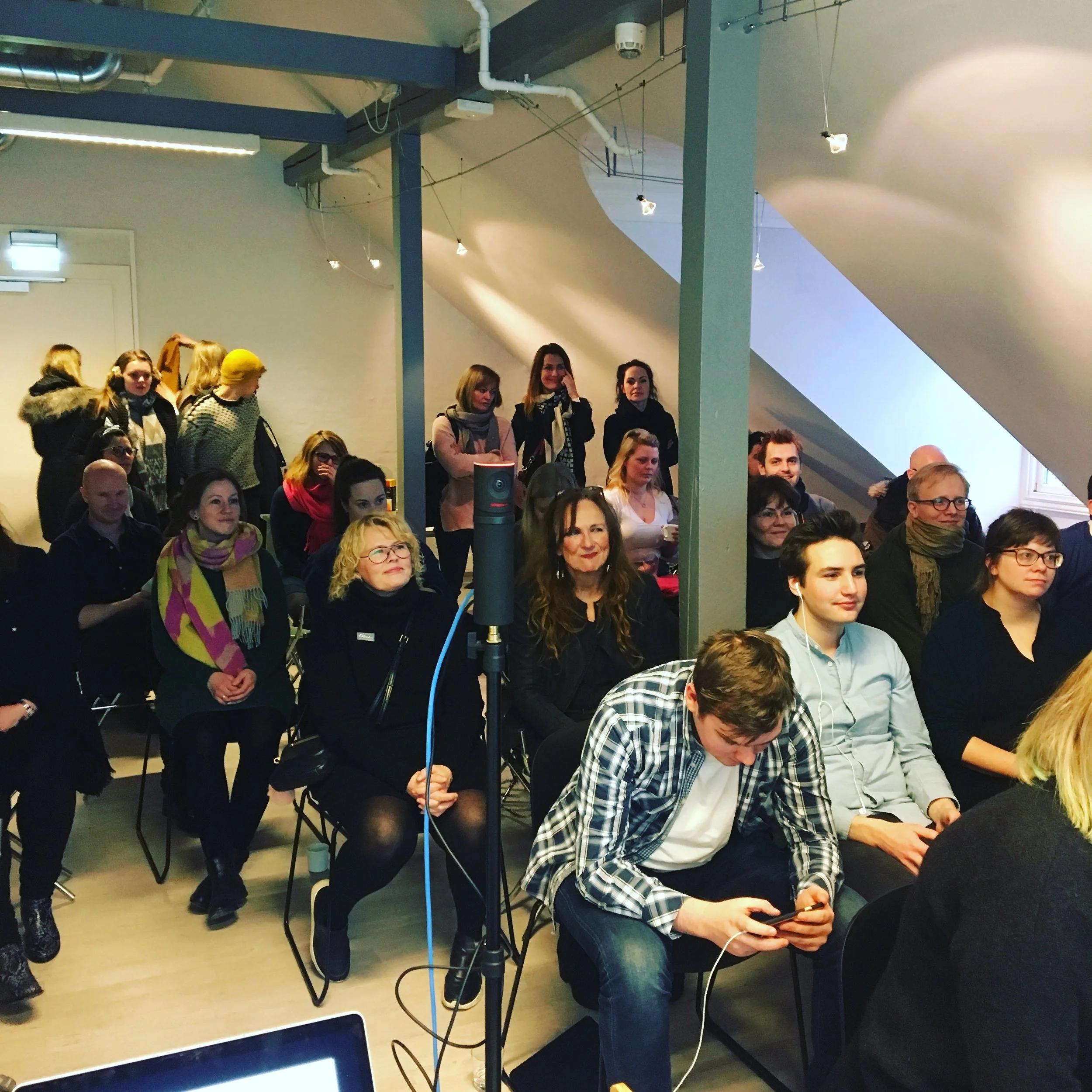 Et 30-talls fininger fulgte lydhøre med på mine verbale krumspring