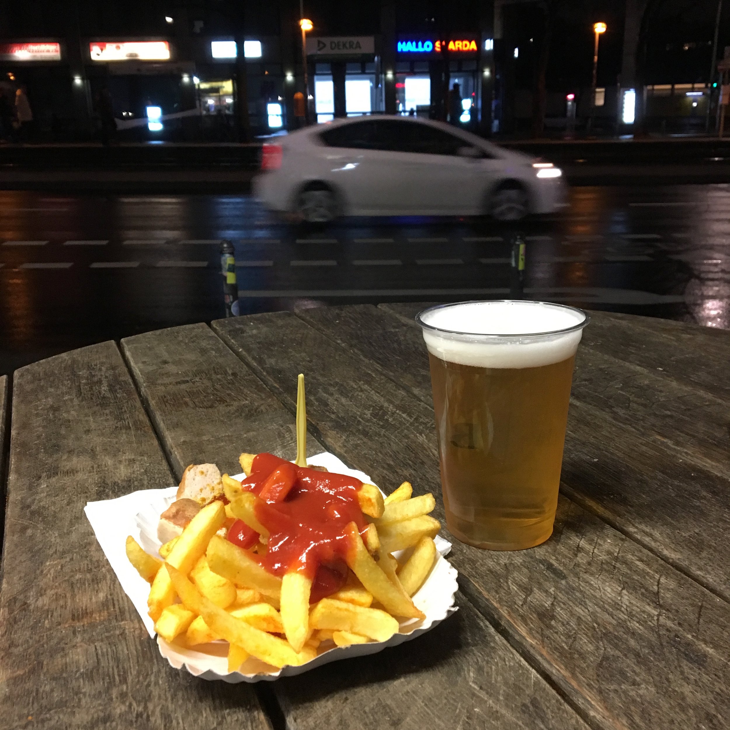 Under all den curryketchupen ligger det no pølser.