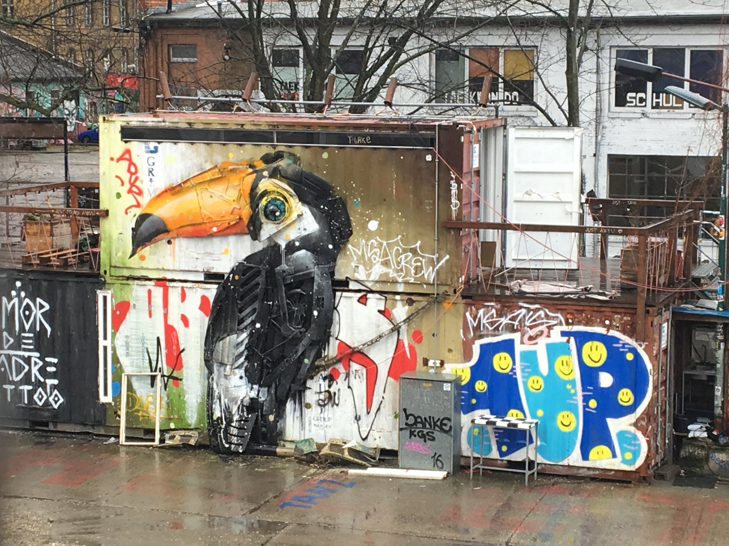 Moro at de har bygget fuglen av skrot før de malte den. 