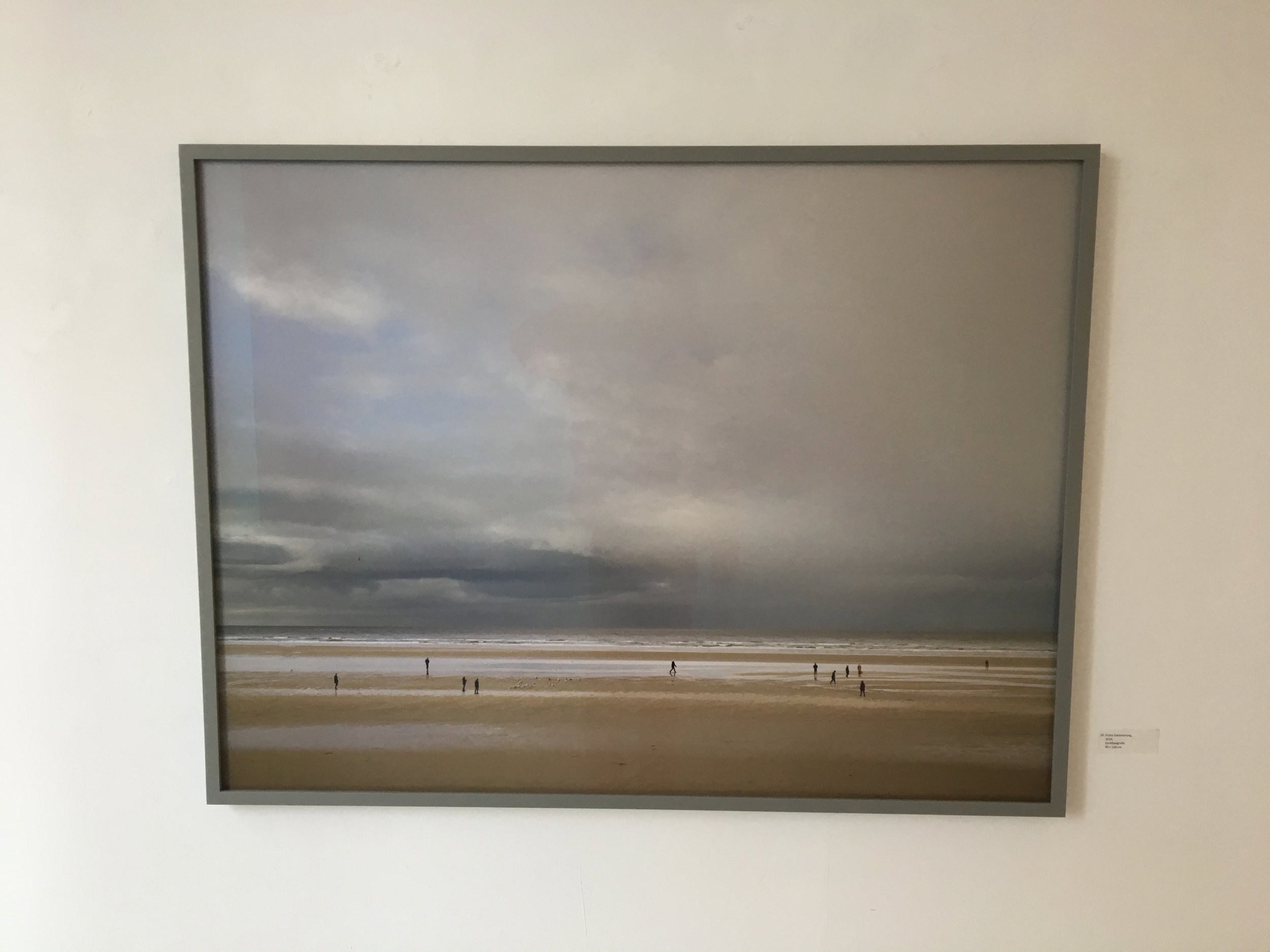 Et galleri viste noen svært kjedelige fotografier. Det eneste positive med dem (oi, nå var jeg streng.. sorry. Jeg var lei og hadde gått langt.) var at de minte meg på utstillingen jeg så tidligere på dagen på Peres Projects. Jeg gikk nærmere for å se om det var noe LOL på lur. Nei. Det var det ikke. On to the next one.. 