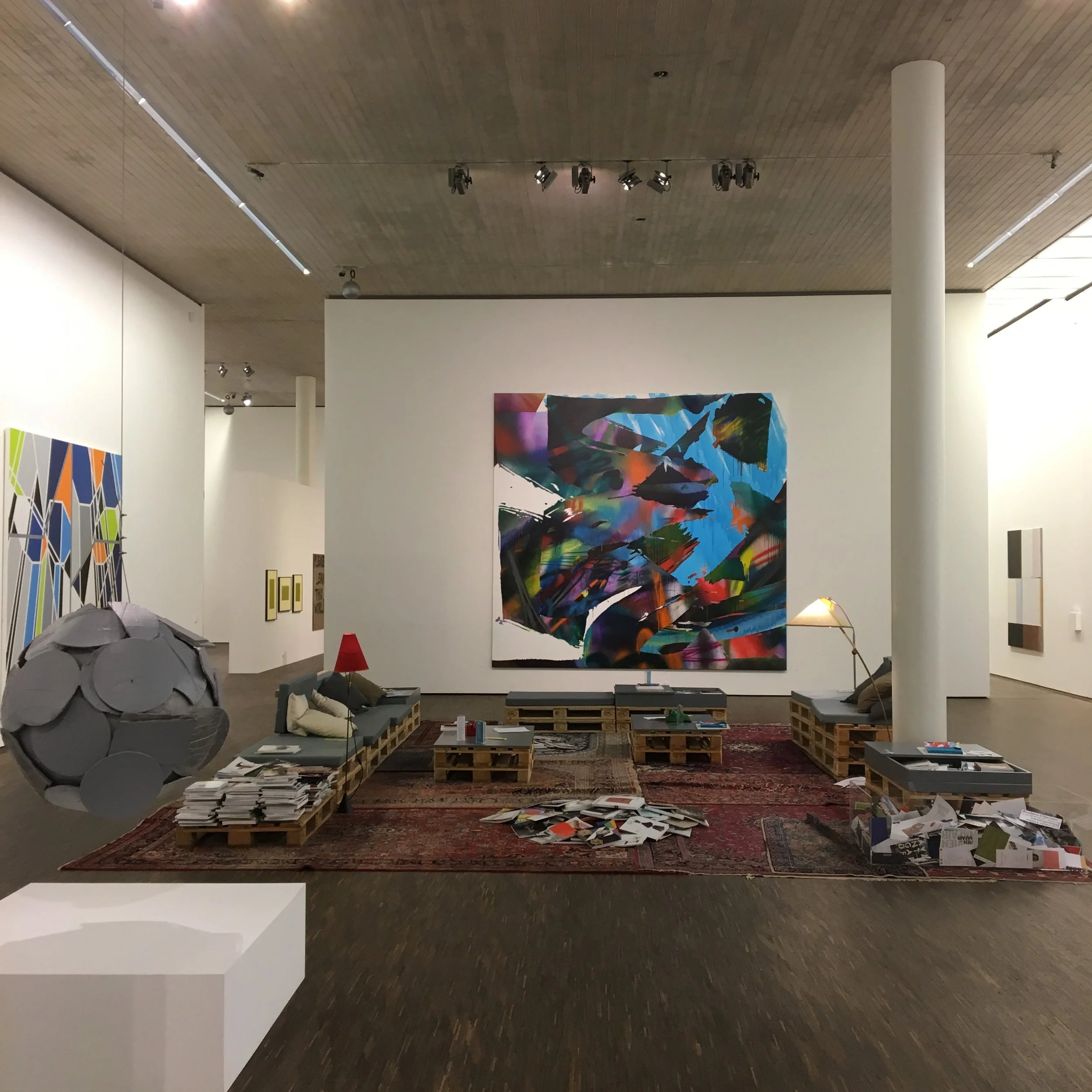 "My Abstract World" var en kul utstilling. me Collectors Room var stappfull av nonfigurativ crazyness. Og de hadde sittegrupper der man kunne ringe å bestille kaffe fra. Kult. 