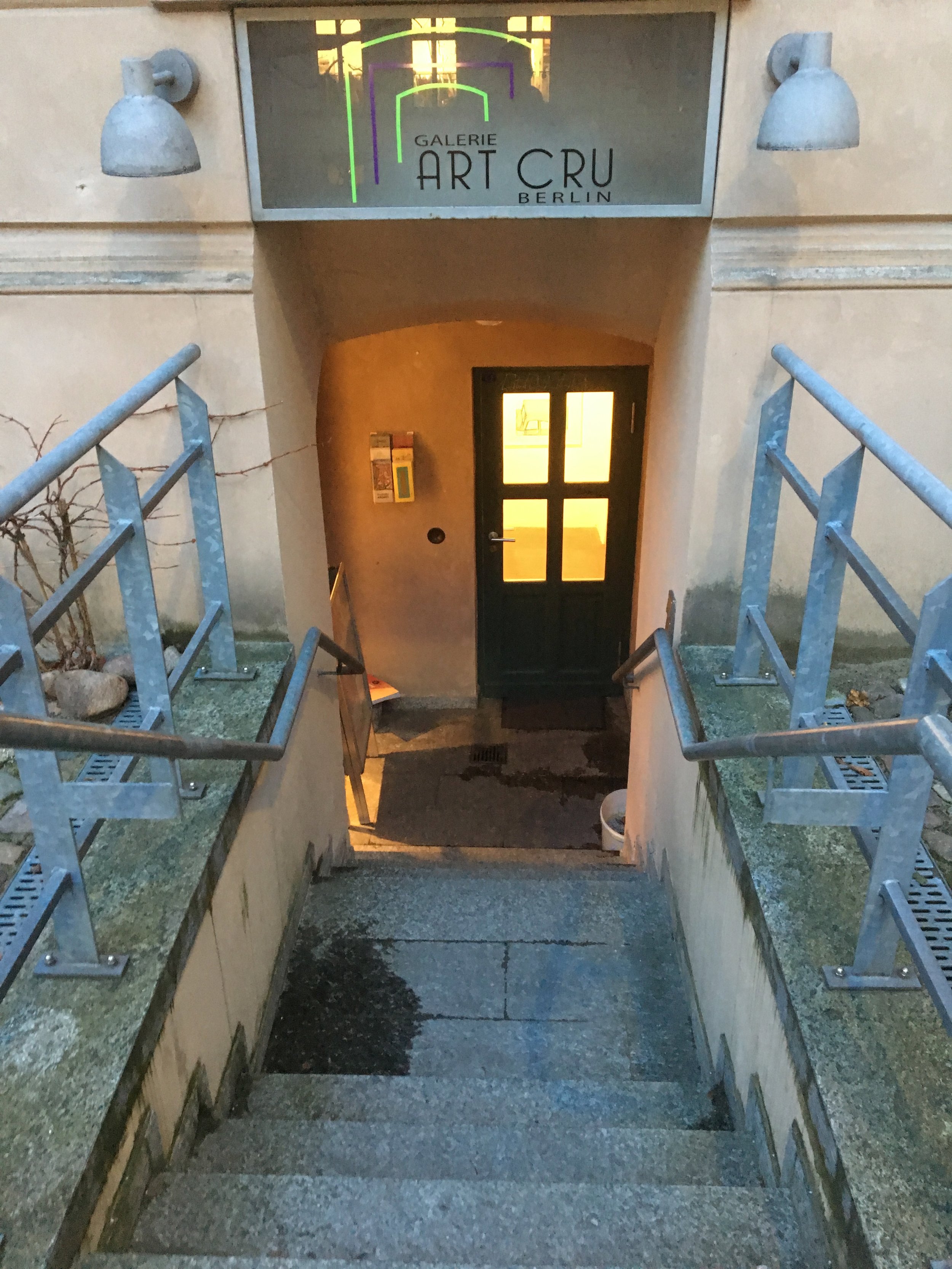 Det siste galleriet jeg rakk innom før alle stengte var et hemmelig lite galleri i en kjeller i en bakgård. Gallerimannen ble satt ut av at jeg fant dem. Men jeg fikk komme inn, og han fortalte ivrig om at alle deres kunstnere var enten pasienter med psykiske lidelser eller folk med nedsatt funksjoner på en eller annen måte. Ikke var de skolert heller, skrøyt han av. Jeg likte det jeg fikk se jeg altså. Herlig spill mellom kaotiske tynne bicpenn-streker og store fargeflater. Artig. 