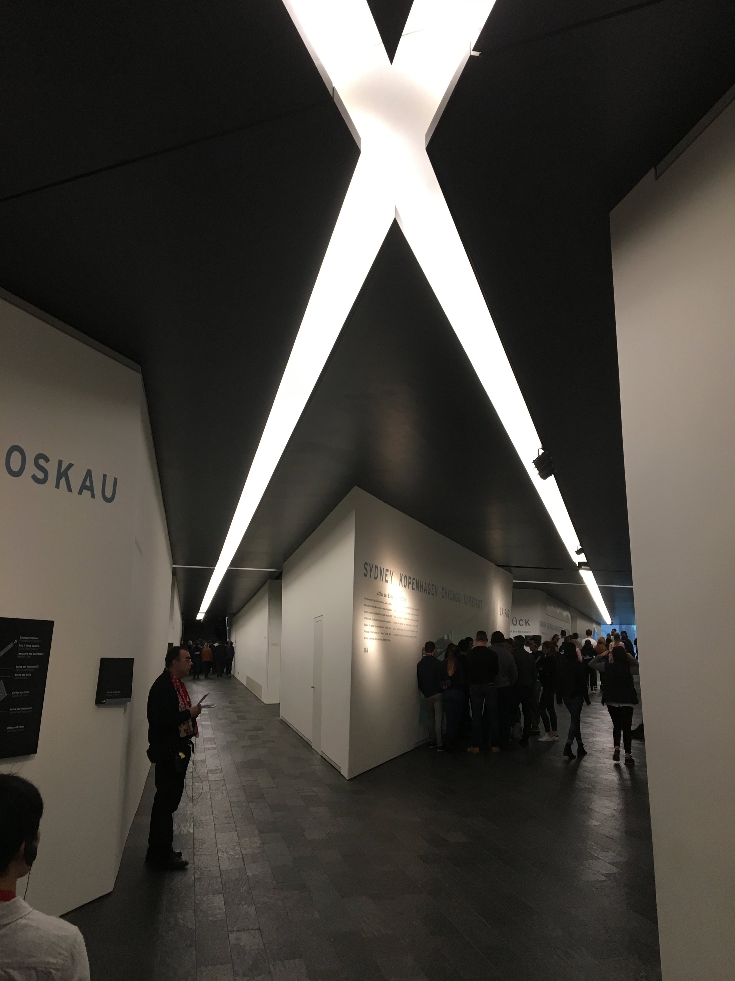 Arkitekten har tegnet det hele rundt diagonale linjer. Leste en del om det og tankene var veldig spennende. Jeg orker ikke å gjengi alt her, men drar du til Berlin, besøk dette museet. Både pga den historiske viktigheten og arkitekturen.