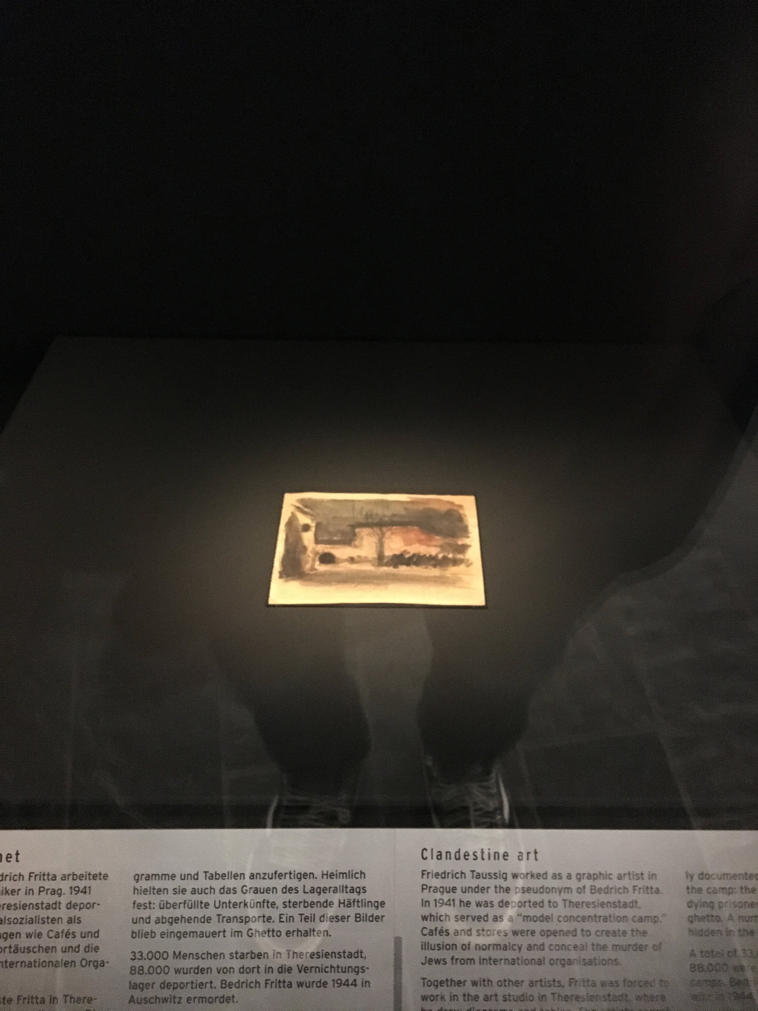 Dette var en av mange historier som rørte meg. Den grafiske designeren Friedrich Taussig ble tvunget til å tegne div dokumenter for Tyskerne, men i det skjulte malte han små malerier av konsentrasjonsleiren han satt i og gjemte maleriene i veggene. Det lille maleriet i bildet er av en forbrenningsovn. :(
