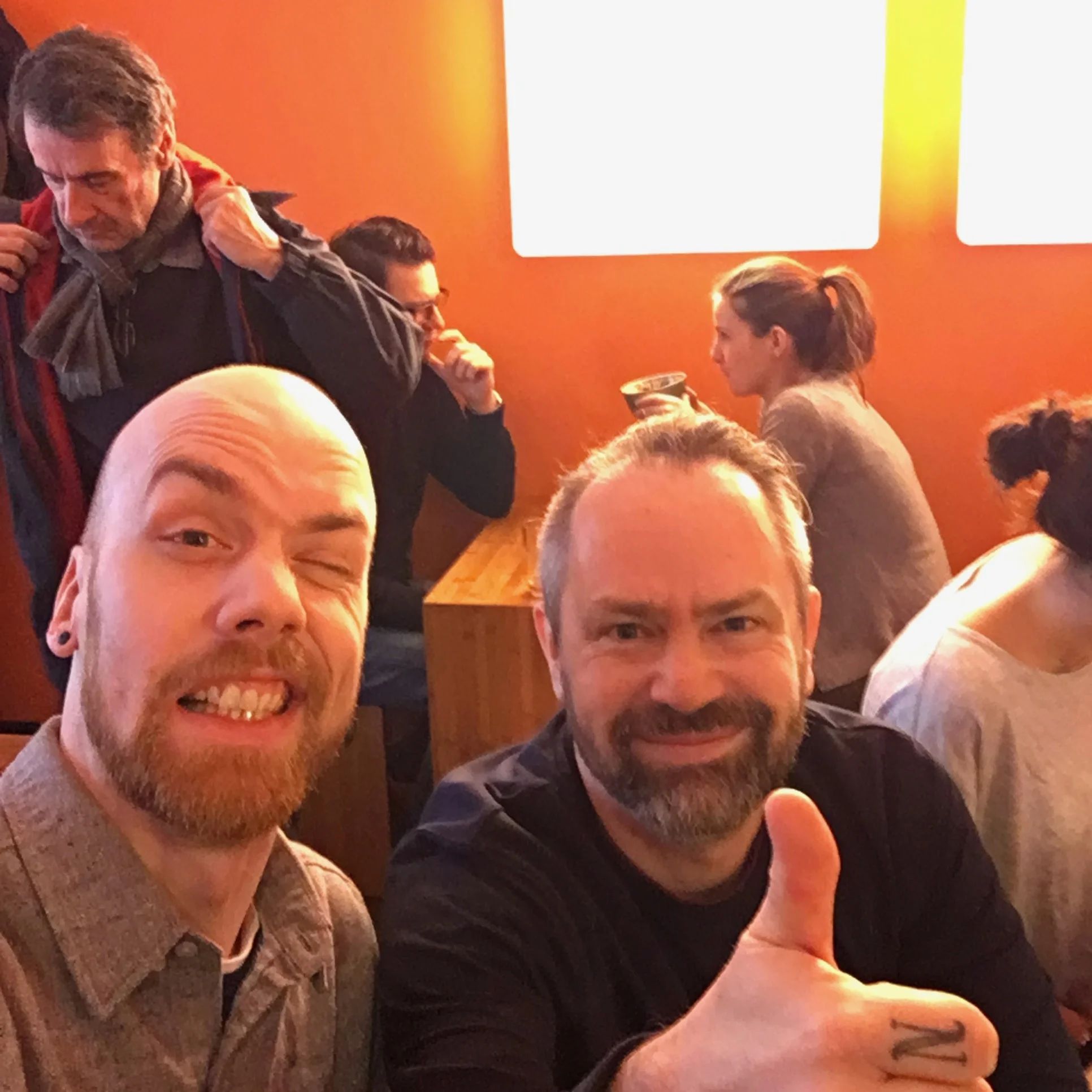 Greit å våkne til liv med litt røverhistorier over et godt måltid.