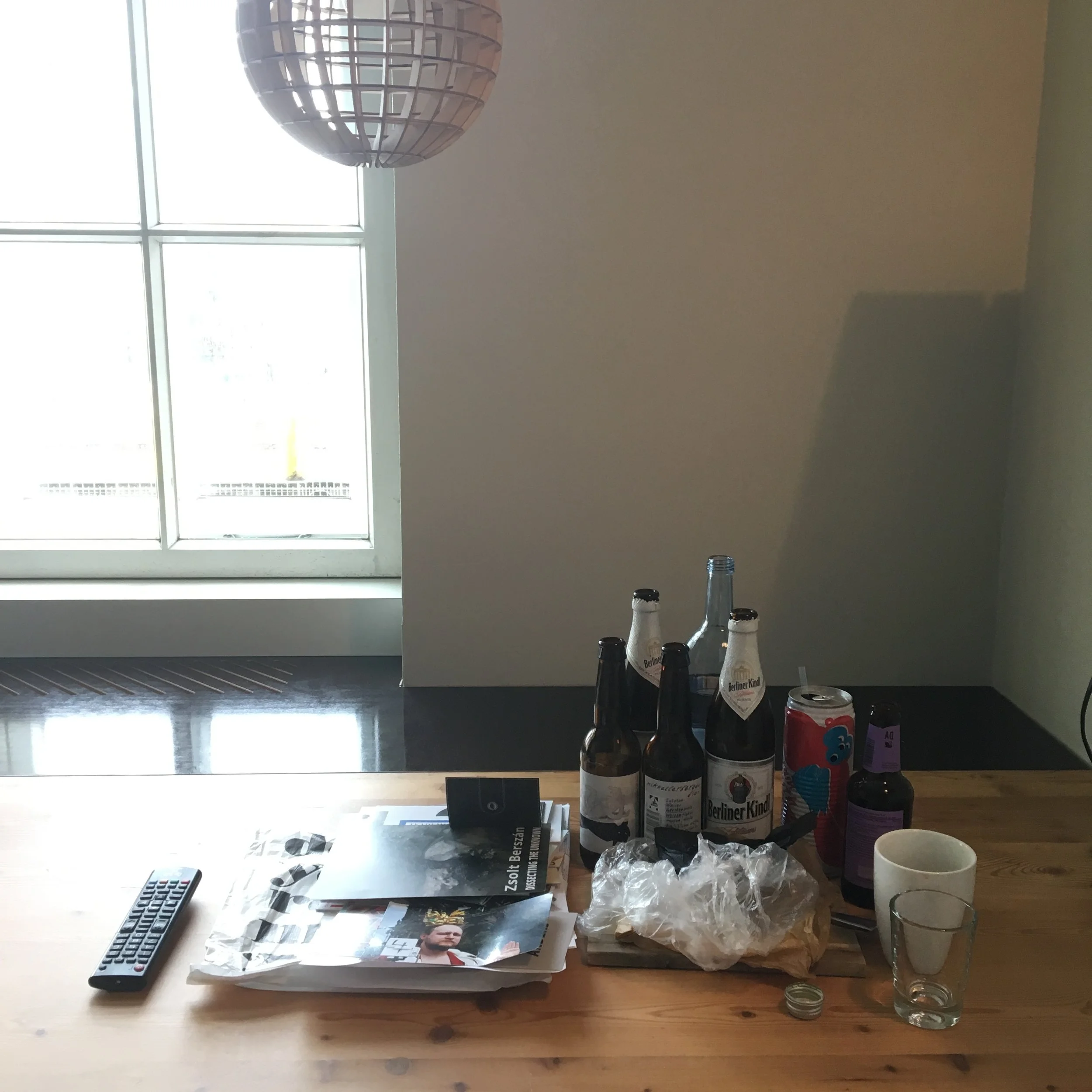 Rester etter kreativ utfoldelse i fremmed by.