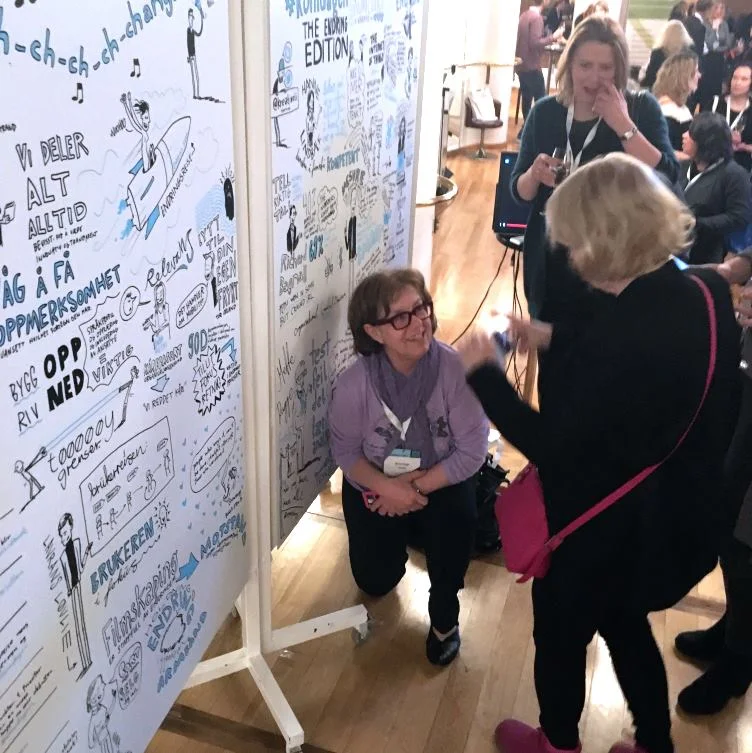 Journalist Mette Bugge i Aftenposten synes det var stas å bli tegna på Kommunikasjonsdagen 2016.