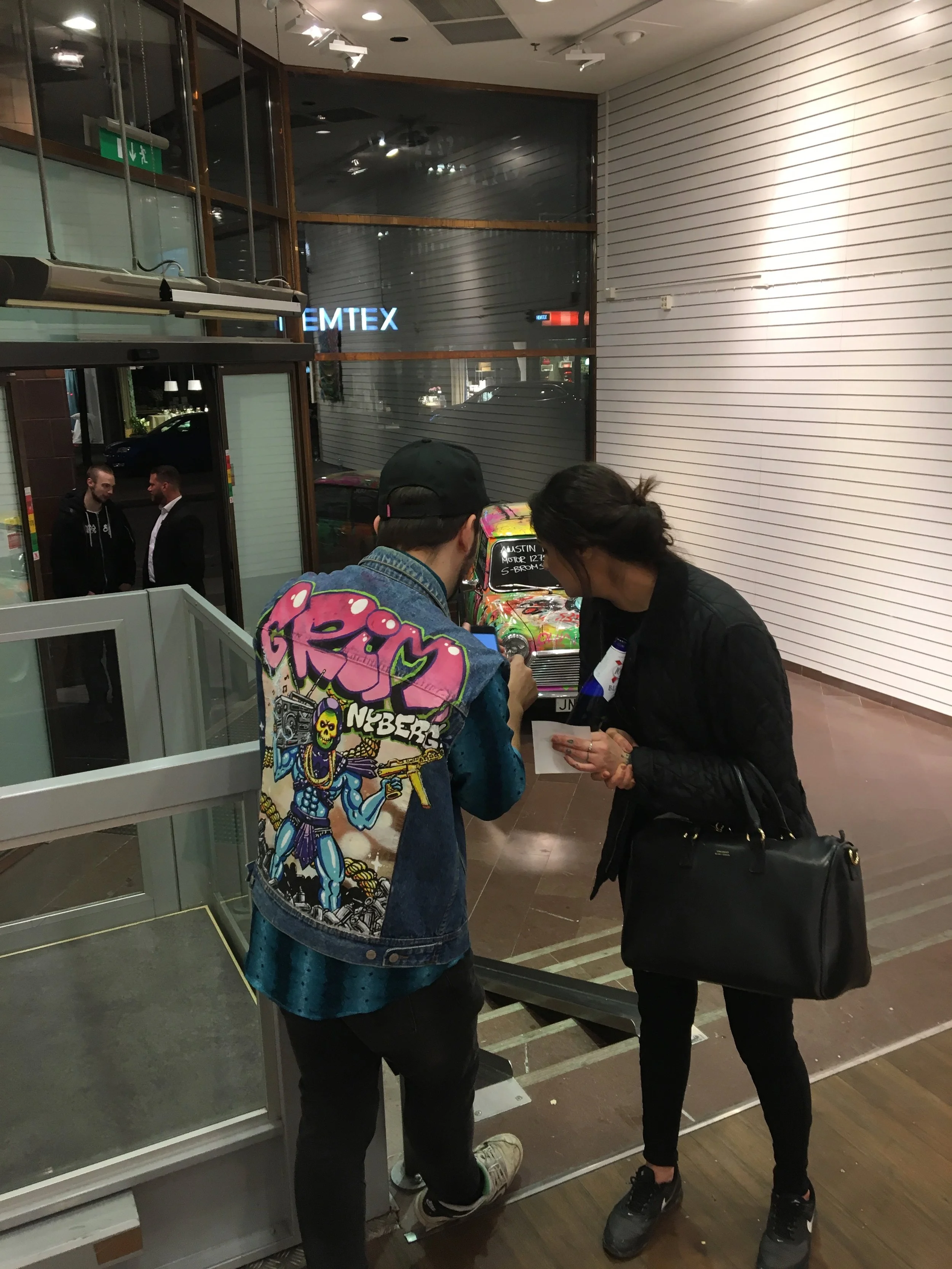 Så innmari fett å se sånne dongeryvester igjen. Lenge siden jeg har sett noen bruke sånne. 