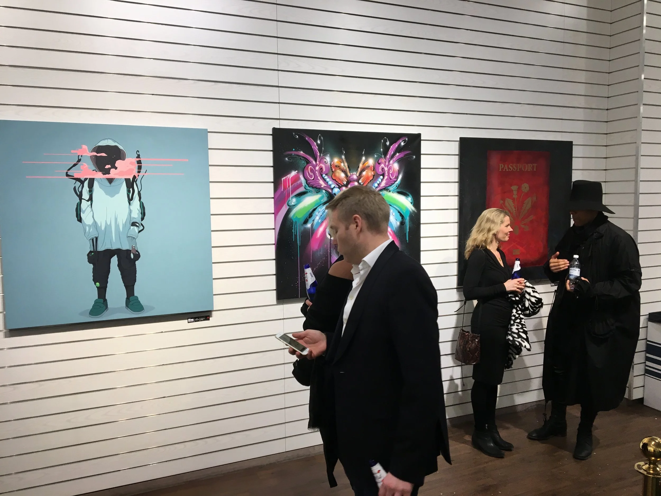 Flere bilder, og en dude med sjukt kul outfit. Jeg måtte gi han et kompliment, og endte opp med å henge med han og flokken hans resten av kvelden. Skriver mer om det nedenfor.