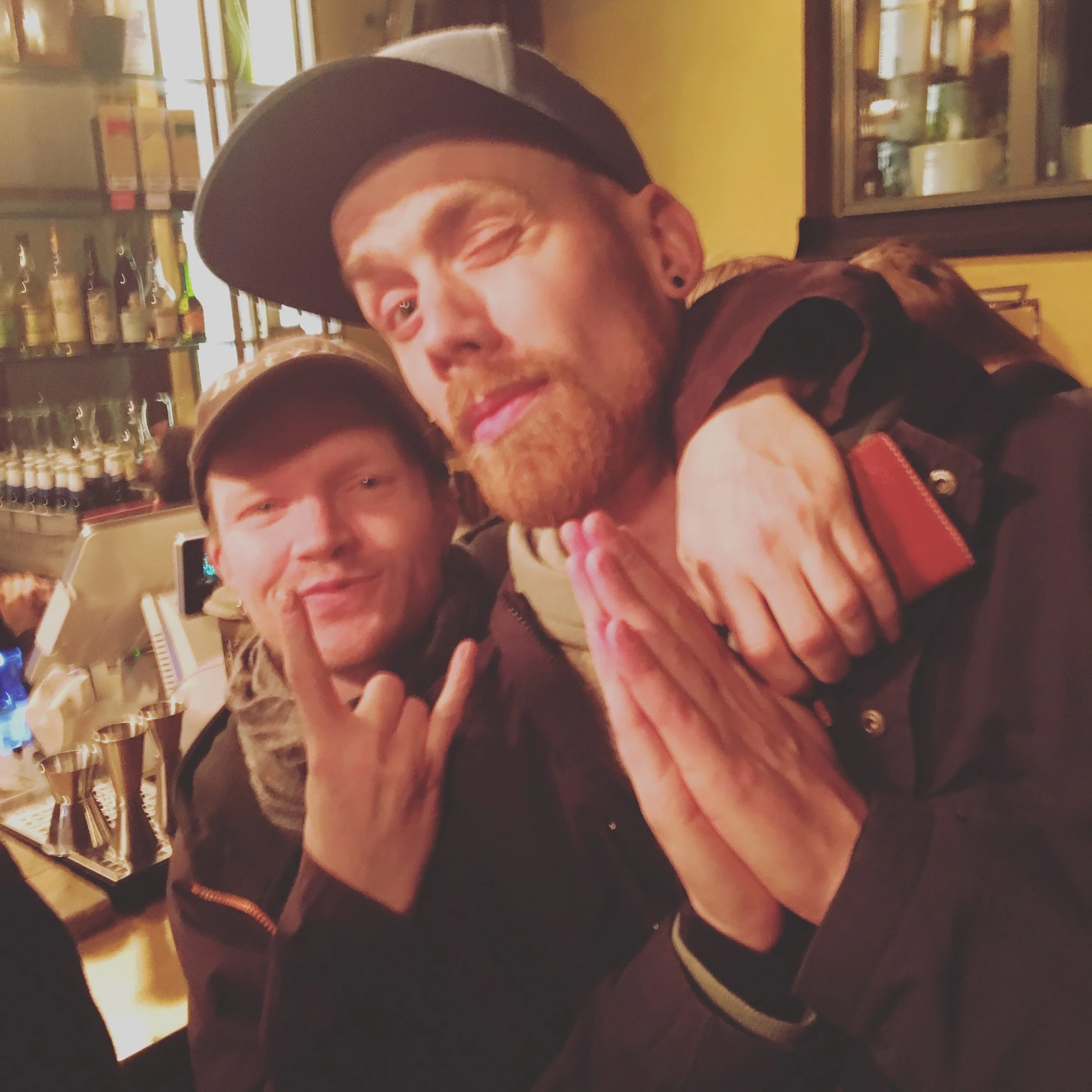 Ziggy og jeg ber om hjelp i baren.