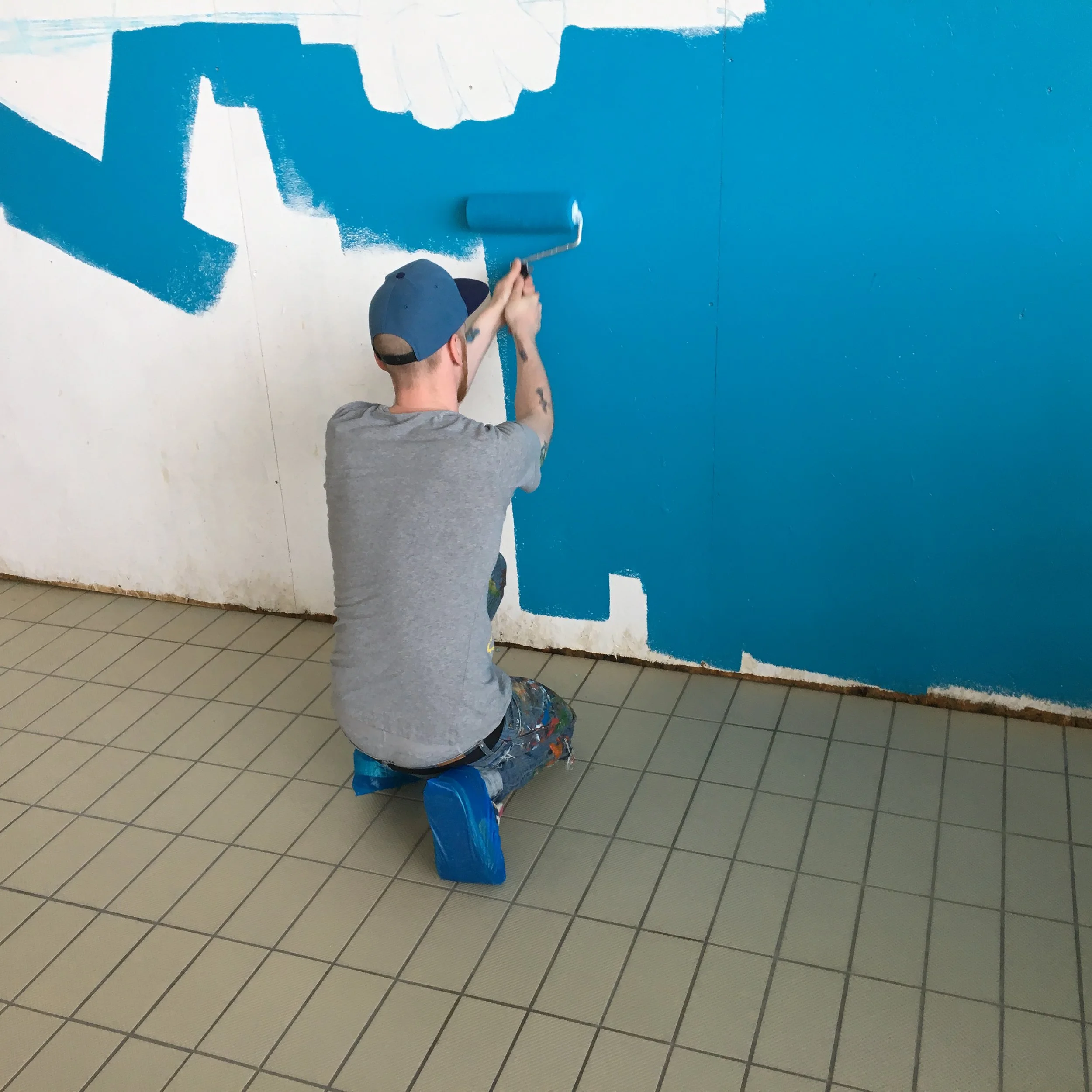 En forbipasserende kid stilte velvillig som fotograf.