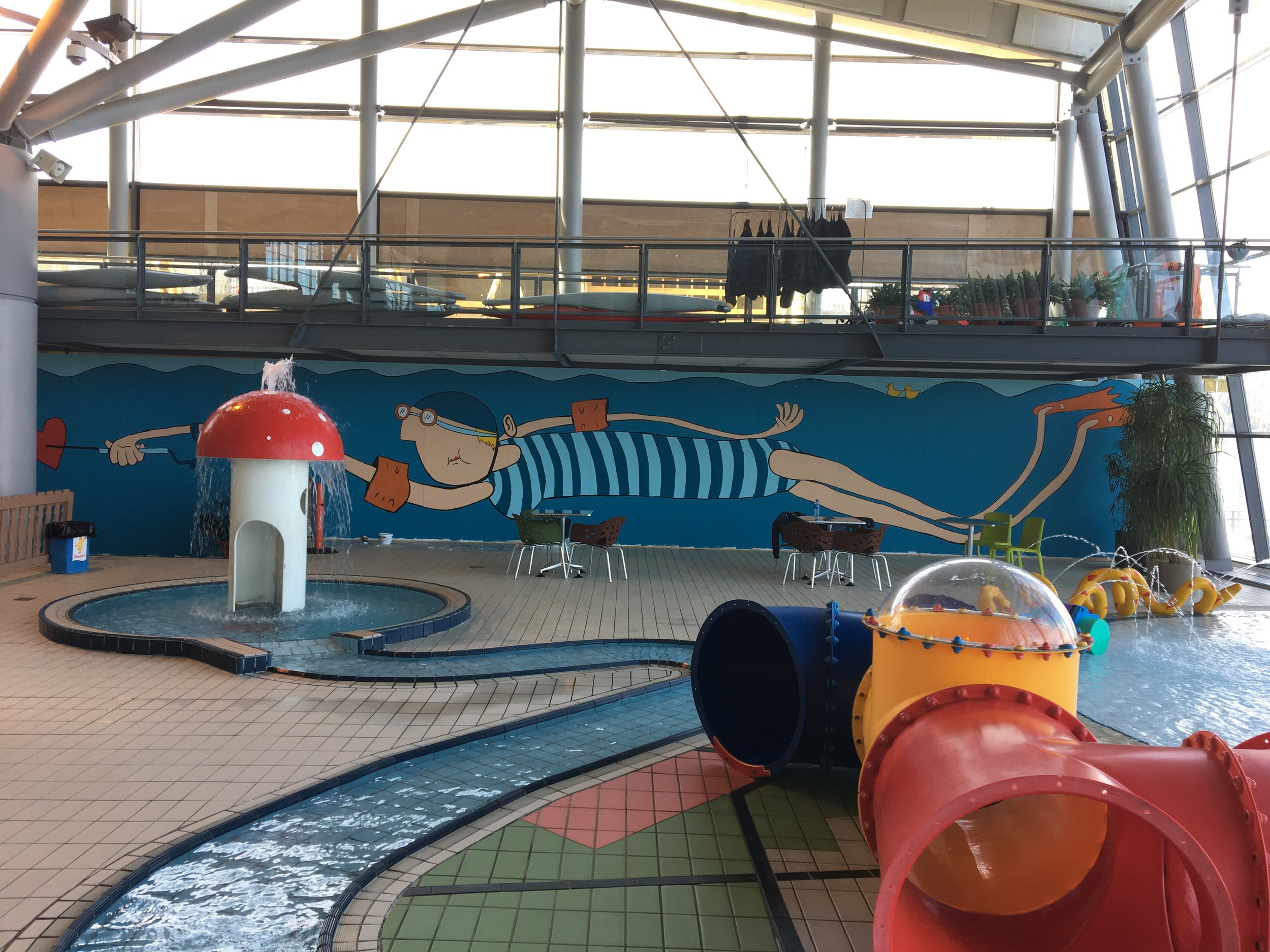 Svømmerinnen (heter det det?) i sitt rette miljø