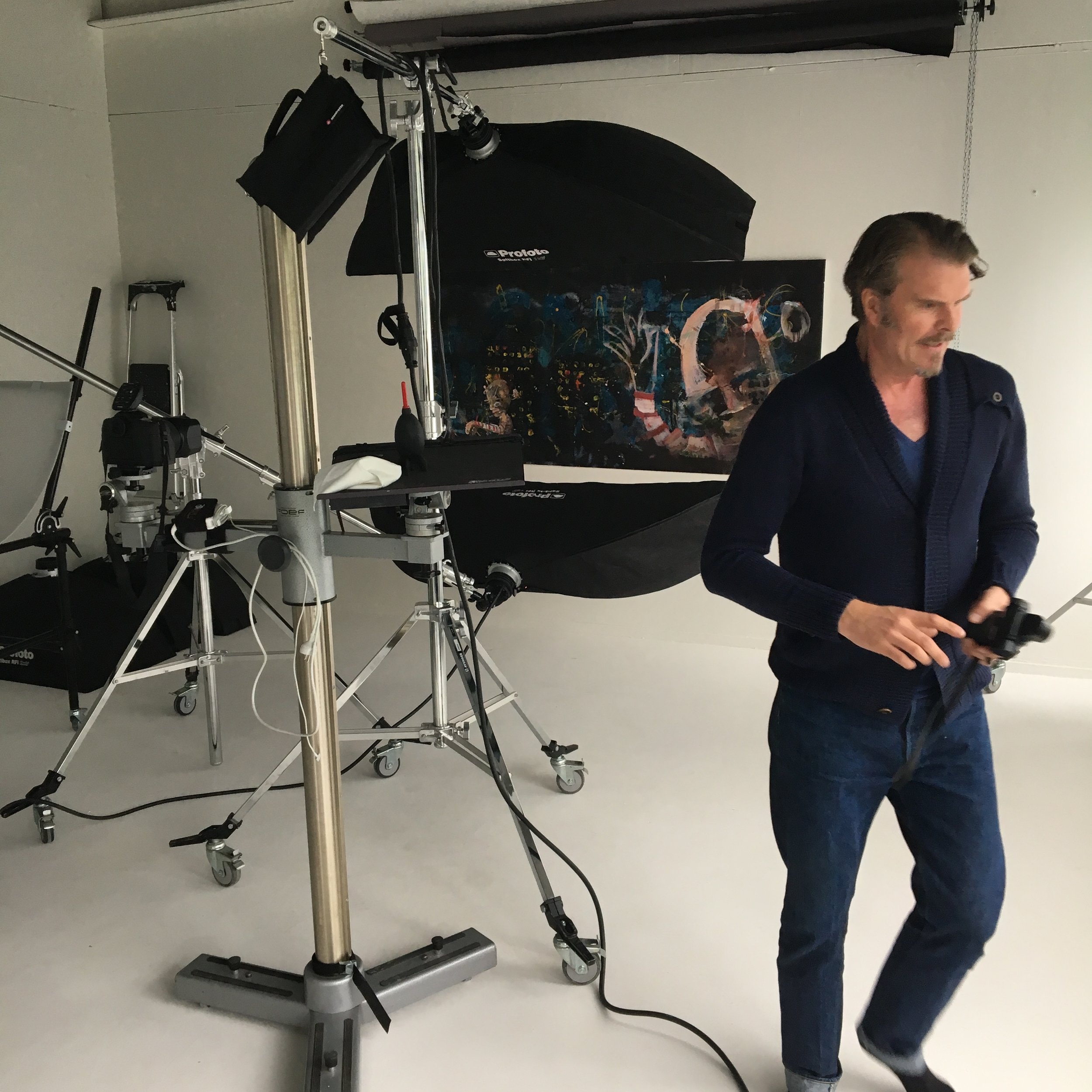 Fokusert Jarle (ute av fokus) rigger lys i studioet sitt (som er så og si vegg i vegg med atelieret mitt)