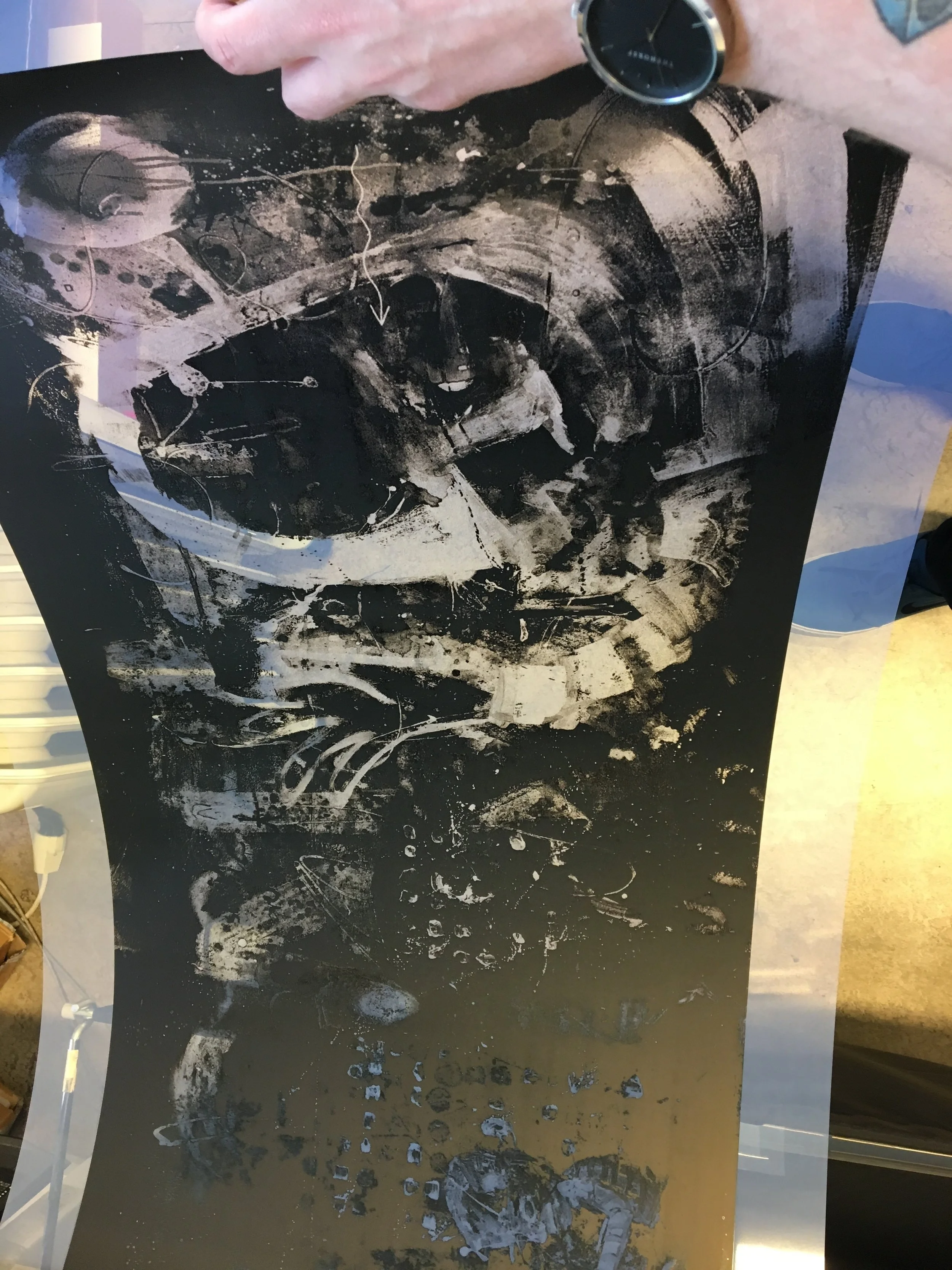 Fargeseparert film klar for overføring til silkeduk.