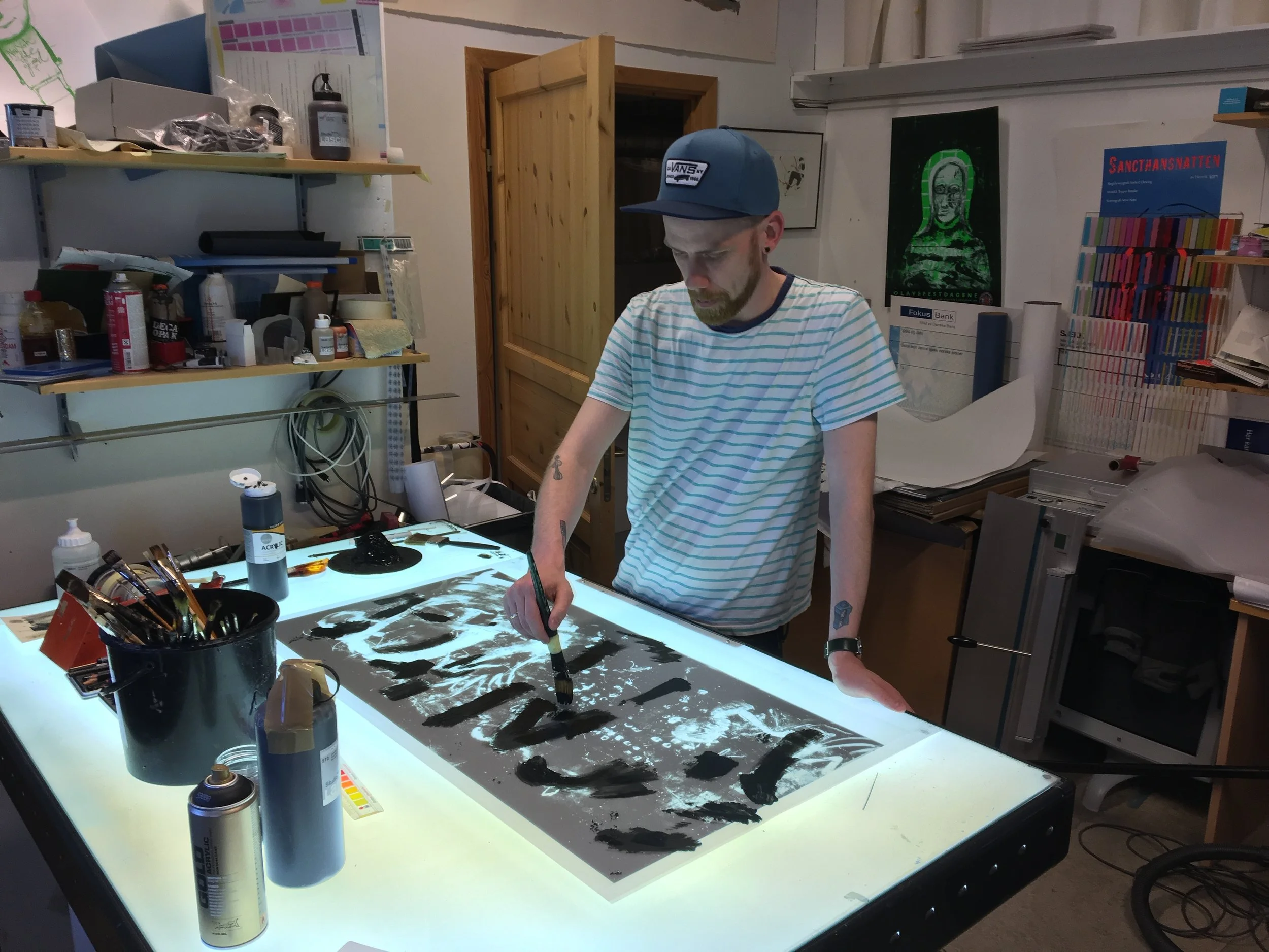 Her maler jeg i sort det som skal bli blått i trykket. Jeg malte en film per farge per motiv.&nbsp;