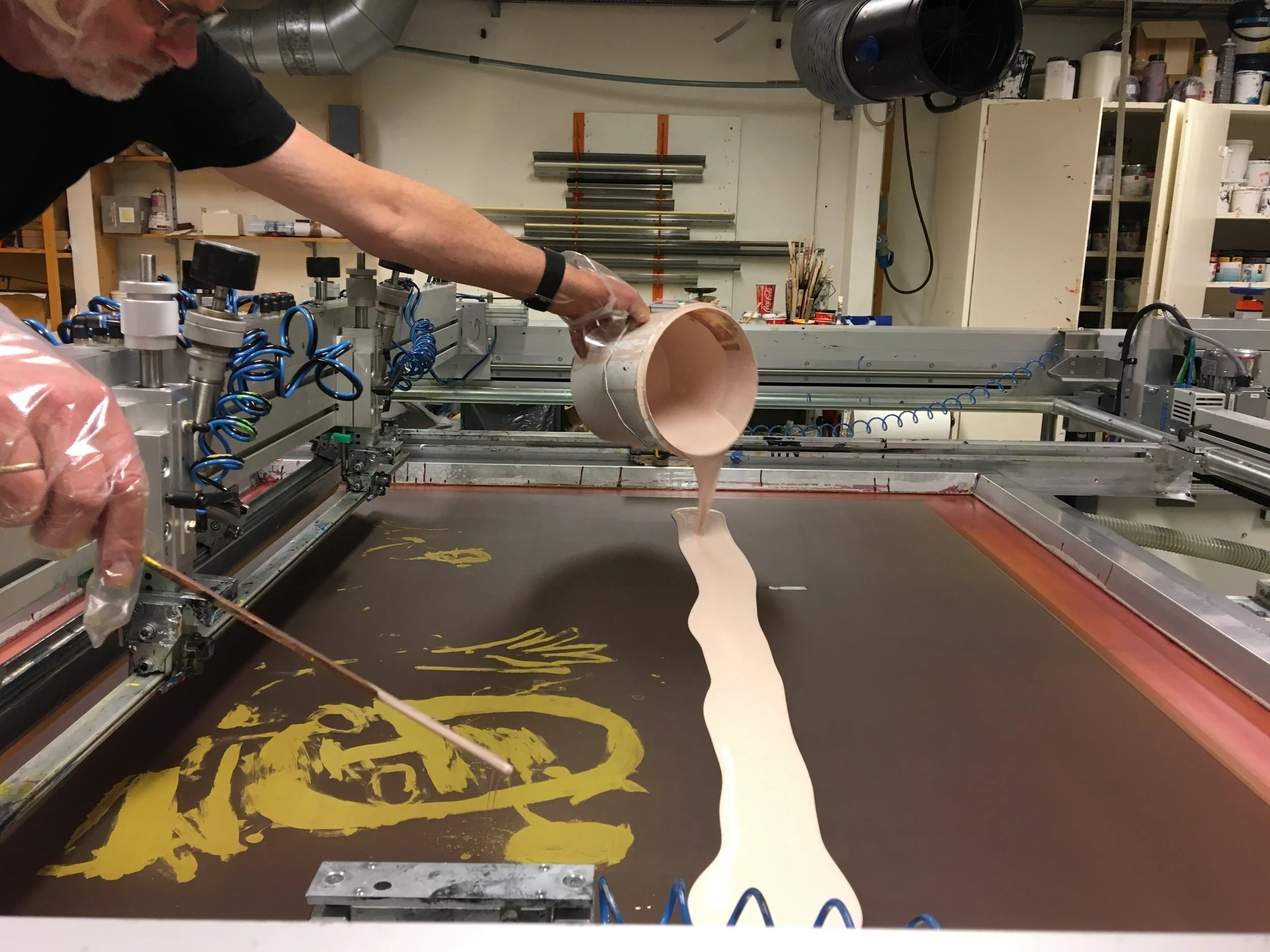 Flinke Per Stene fra PS Serigrafi hjalp meg i trykkeprosessen. Nyblandet farge helles stødig på duken.