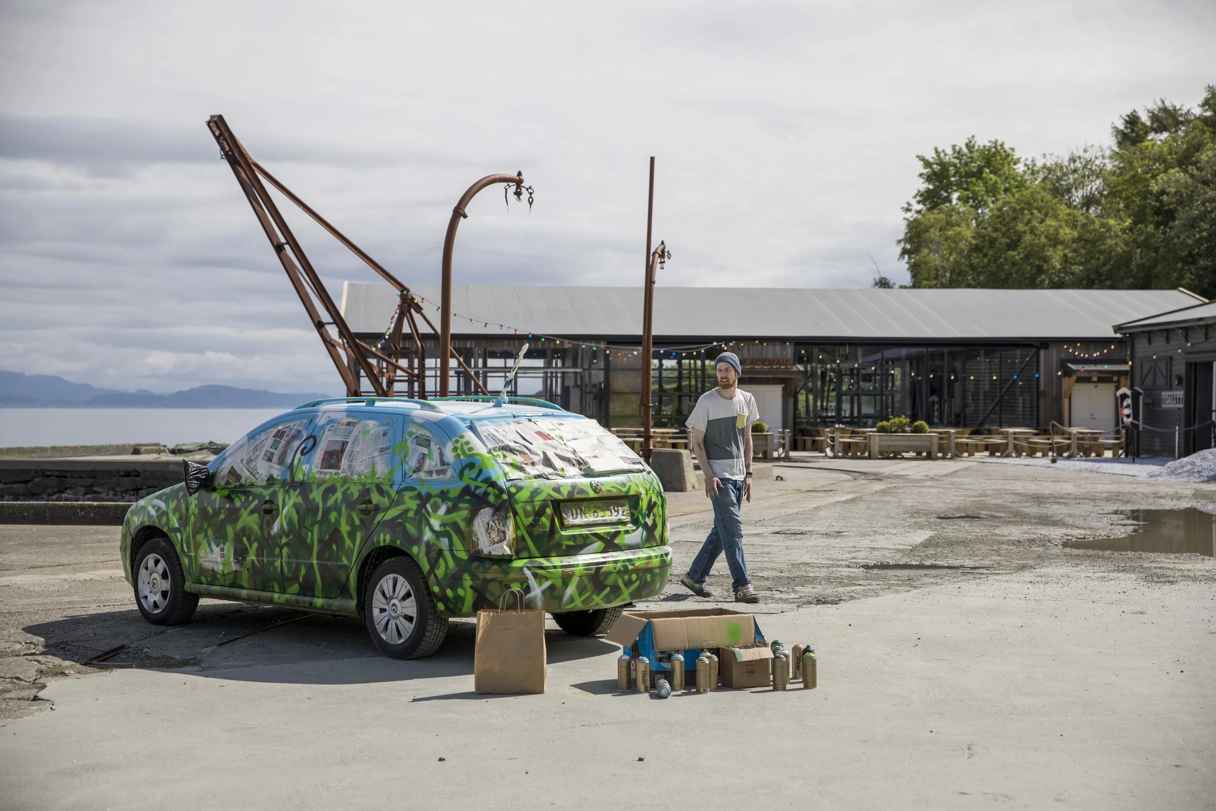 En siste sjekk før figurene skal til dyst.