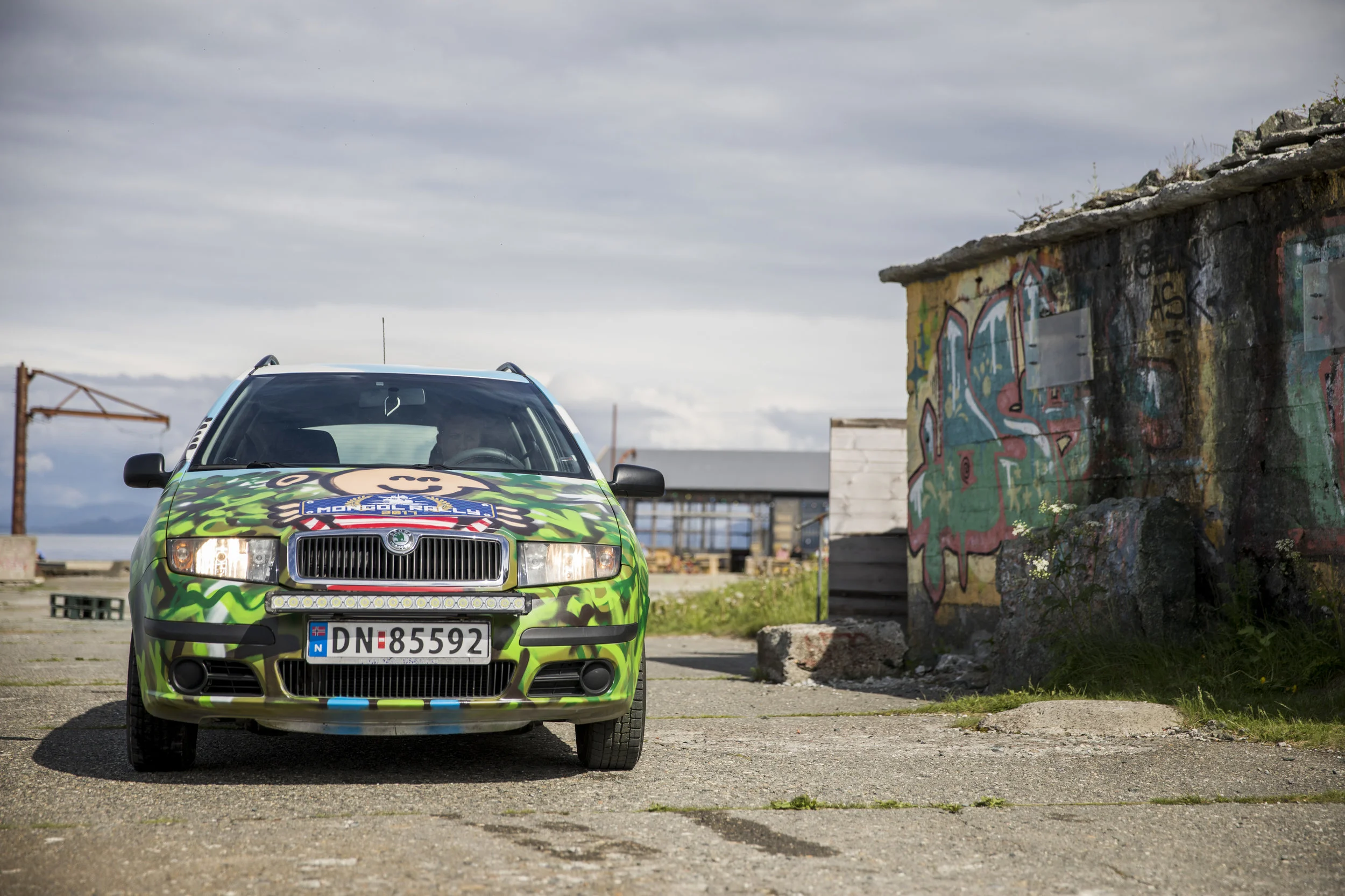 Ferdig bil med fornøyd fører inni.