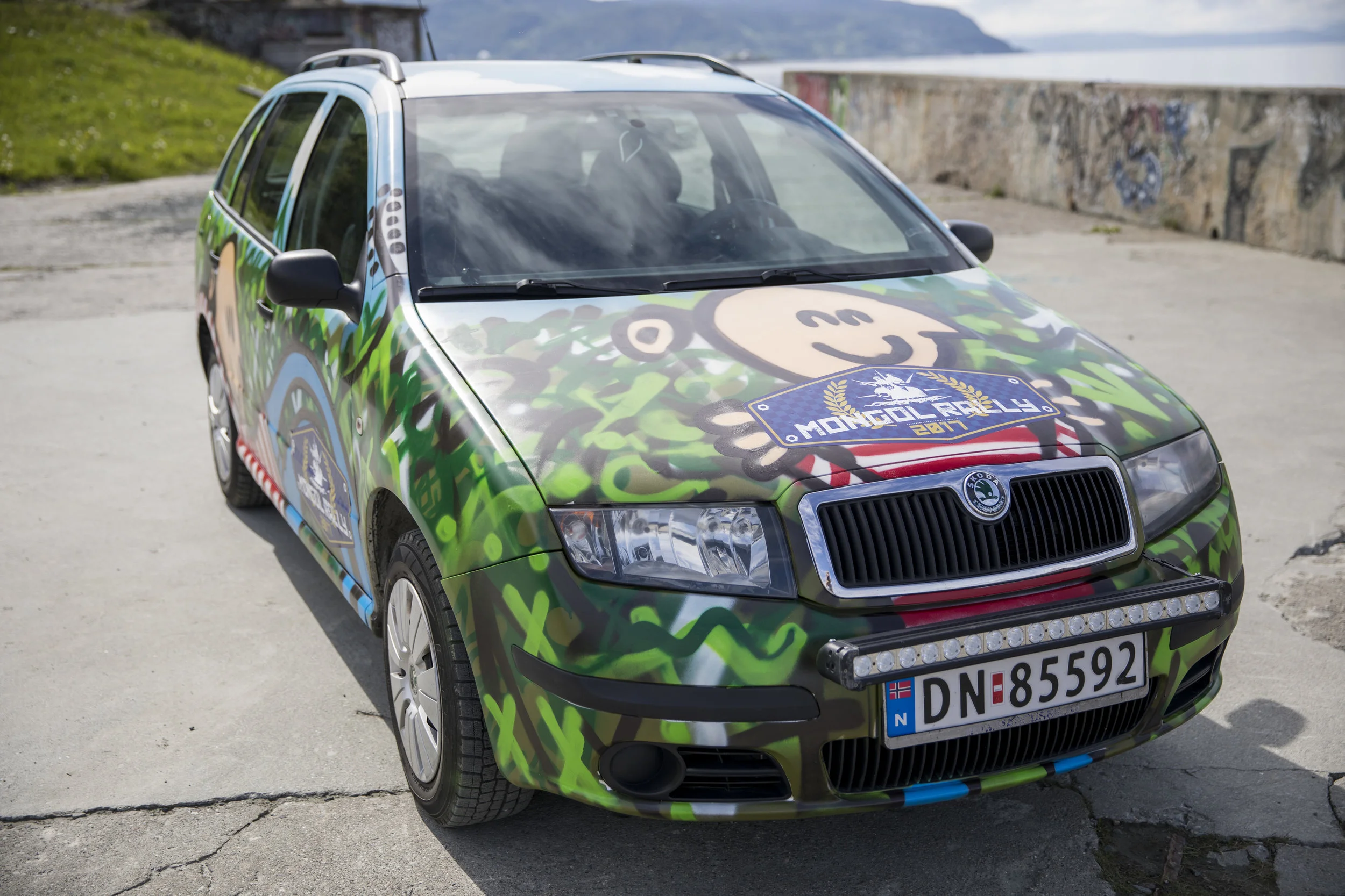 Gladlaks på panseret.