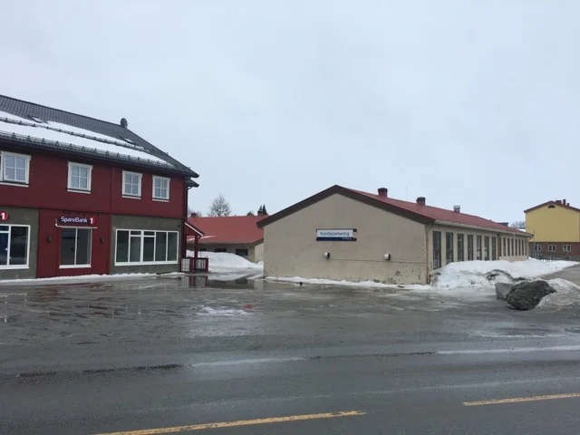 Veggen ved kundeparkeringen til Sparebank 1 slik den så ut i mars, før jeg har herjet på den...