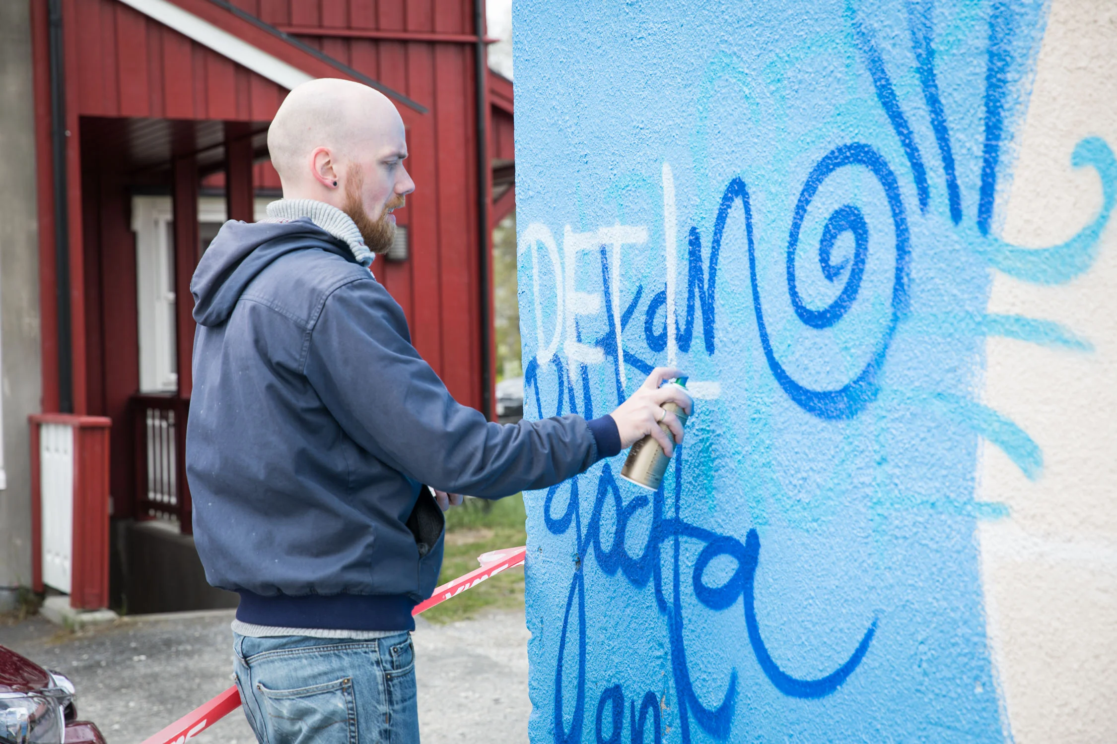 Diktet påføres lagvis og ton-i-ton slik at det til slutt blir en massiv vegg og ikke enkeltstående utsagn.