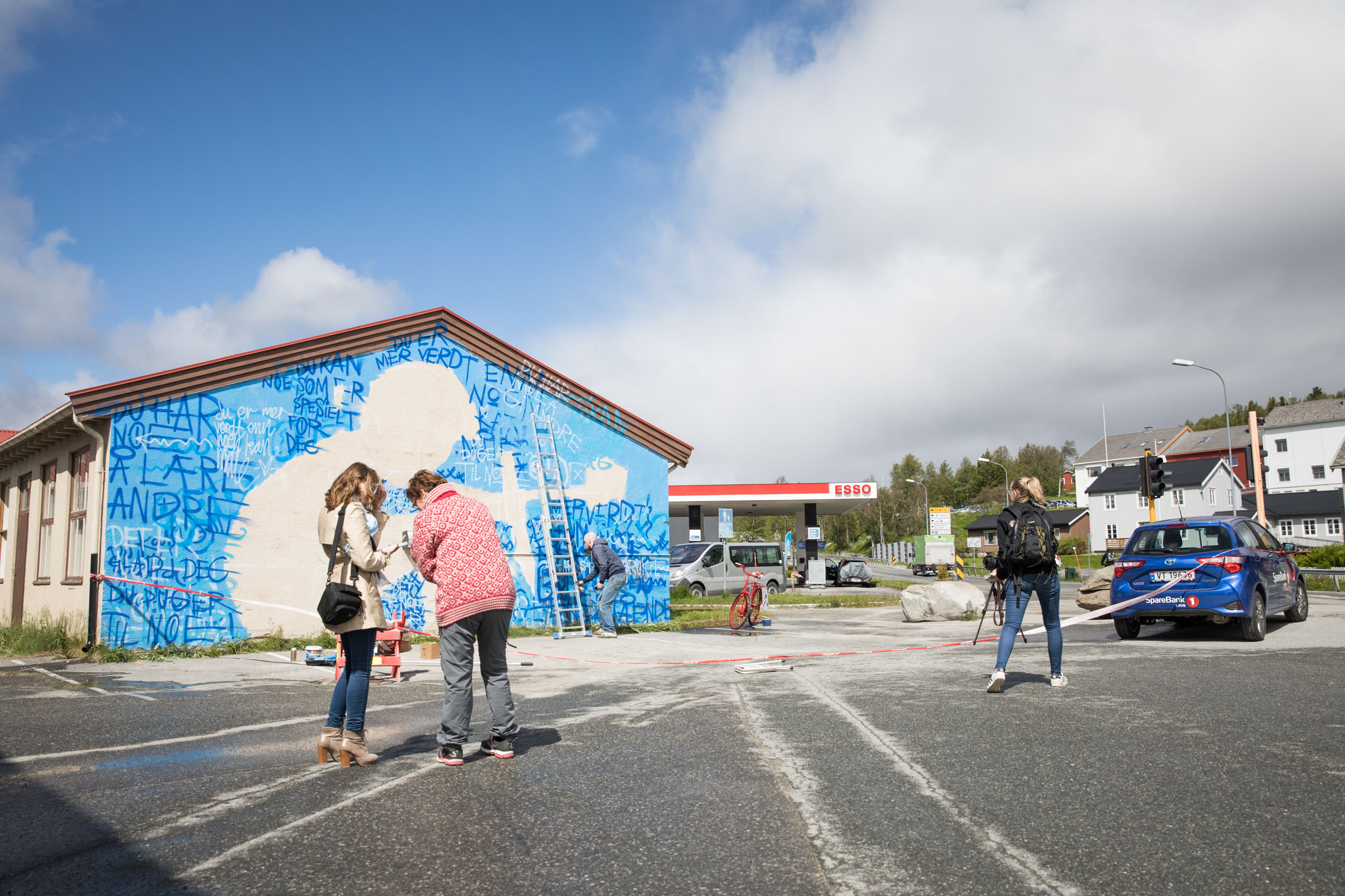Journalister fra to ulike aviser og gallerist Sigrid følger med så jeg ikke gjør noen skrivefeil.