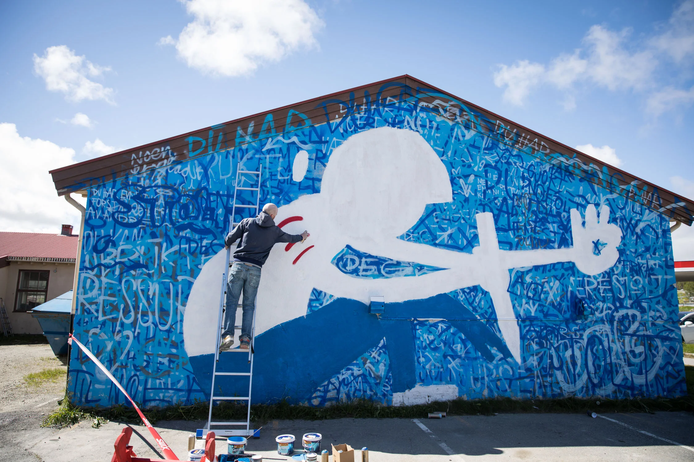 Det var herlig å male med rødt etter å ha lekt med blått hele dagen.