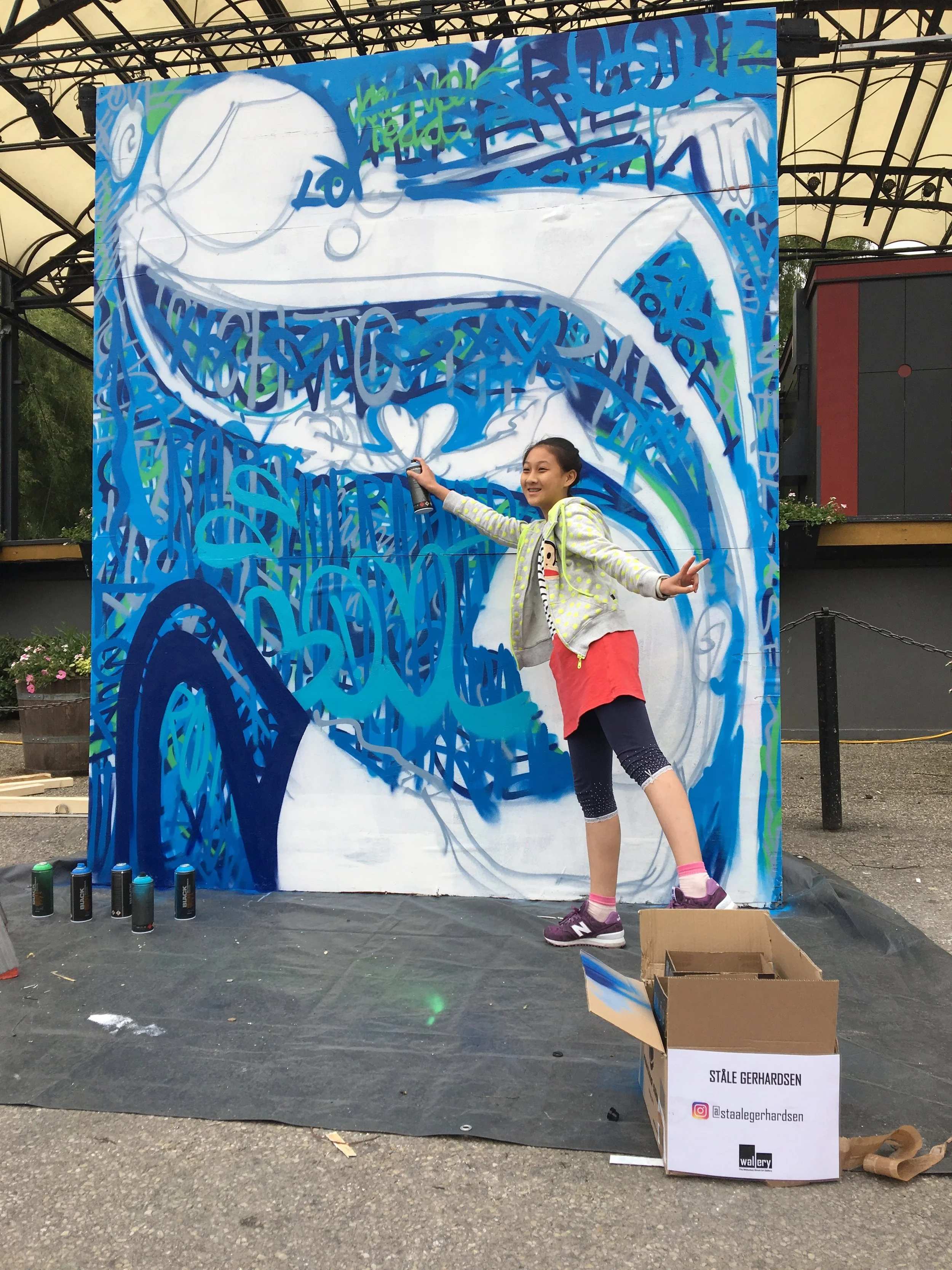 Gøy å male med publikum. Folk tok bilder foran veggen hele tiden.  Noen var ekstra ivrige og ville late som om det var de som malte. <3