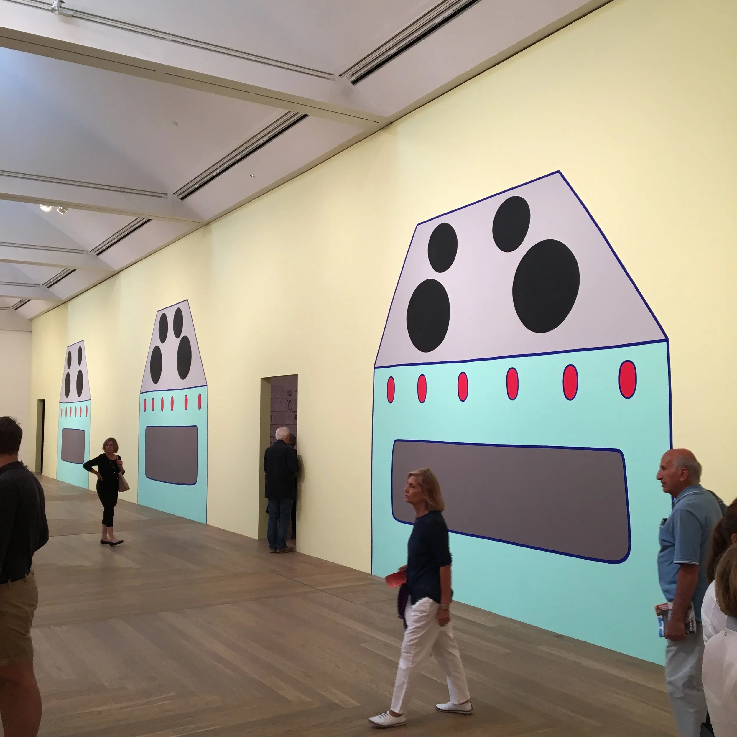 Tre store stekeovner var logisk å fylle veggen med. På ekte. Logisk og kult. 