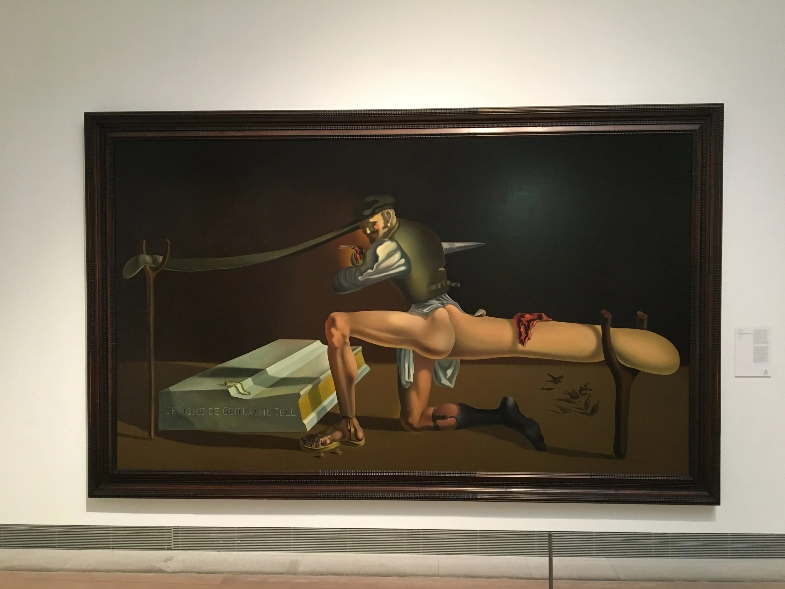 Willhelm Tell maleriet til Salvador Dali hang der også. Bare sånn, "Ståle jeg er her jeg også, sånn btw". Jeg OMGiserte og ble 17 år igjen. Da jeg var 17 bodde jeg i en periode i Barcelona og malte. De to store innspirasjonekildene mine i den period…