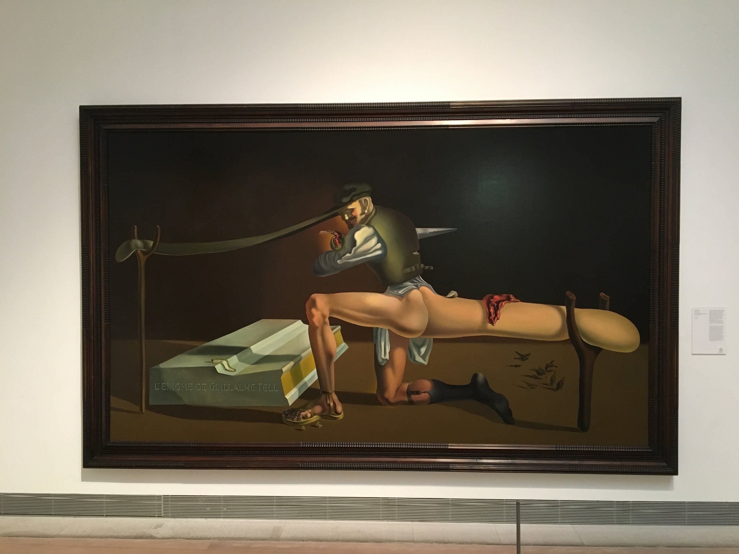 Willhelm Tell maleriet til Salvador Dali hang der også. Bare sånn, "Ståle jeg er her jeg også, sånn btw". Jeg OMGiserte og ble 17 år igjen. Da jeg var 17 bodde jeg i en periode i Barcelona og malte. De to store innspirasjonekildene mine i den perioden var Salvador og Pablo...