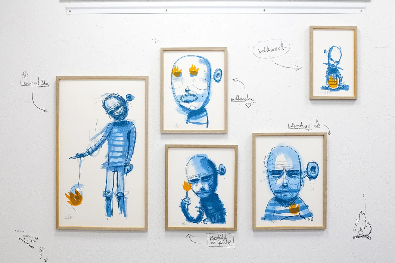 Flamme-silketrykkene med kulltegninger på veggen.