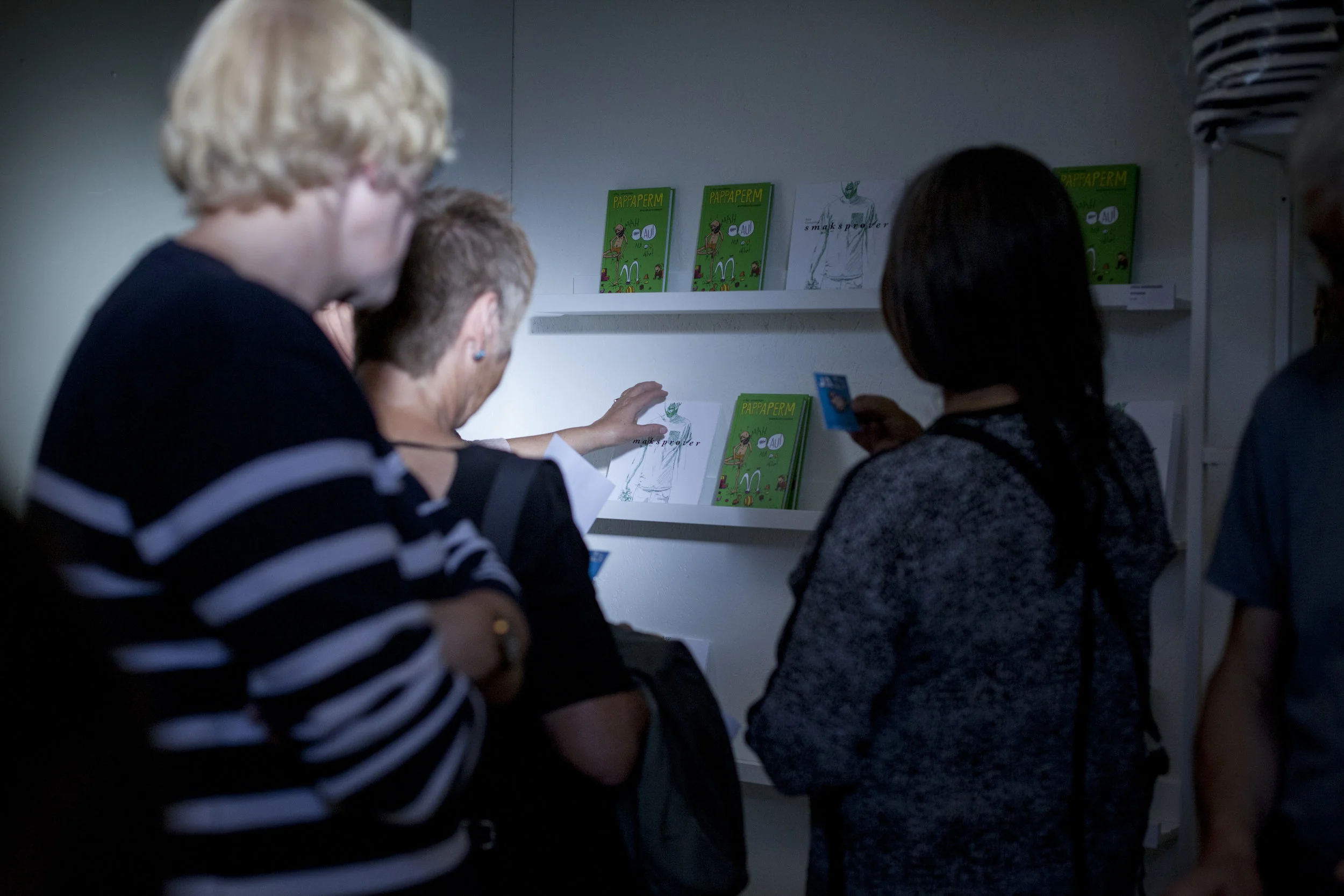 Bøker, pins og gestikulering.