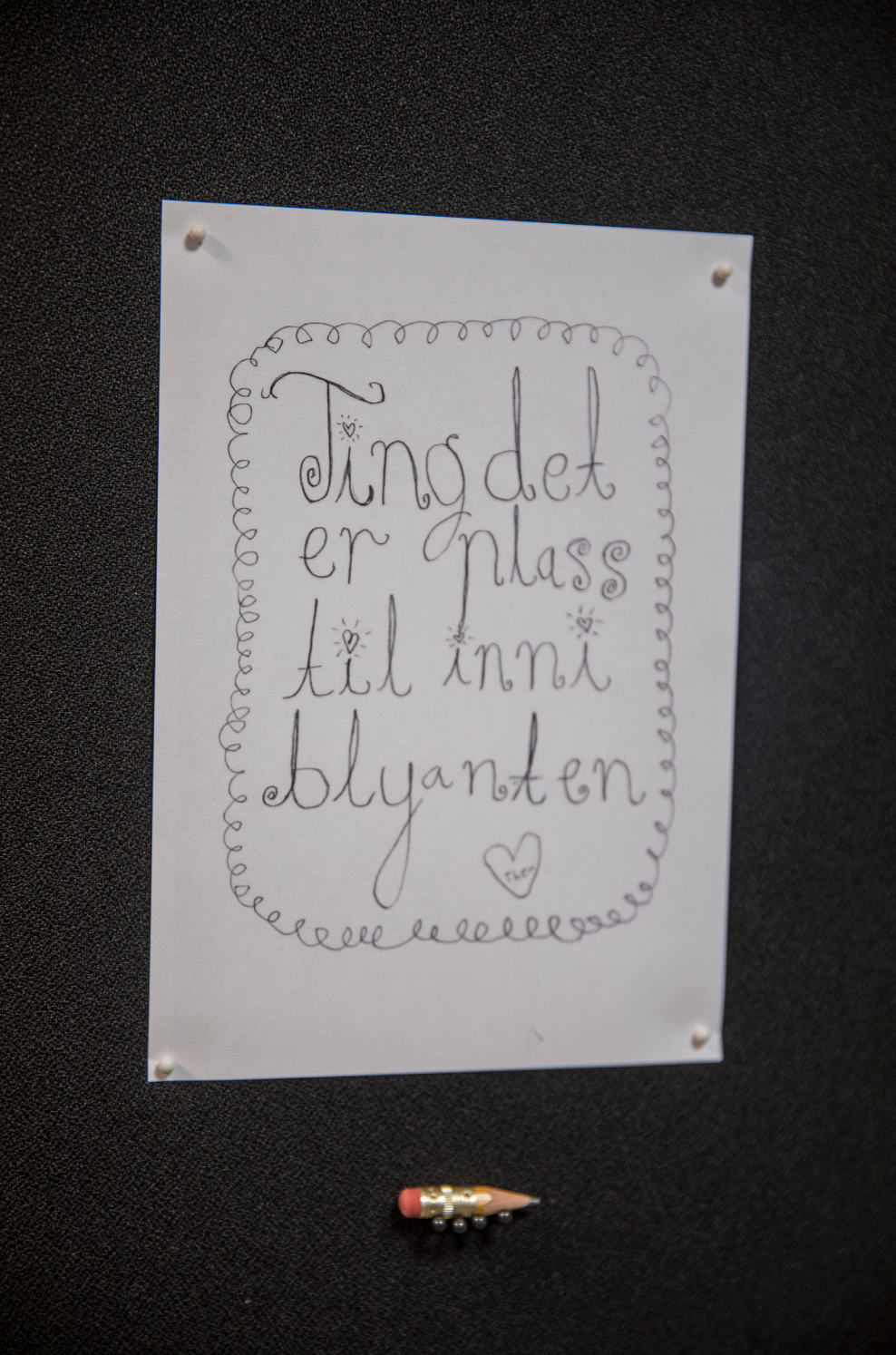 Blyantstumpen som Thea tegnet alle tegningene med, var selvsagt også utstilt.