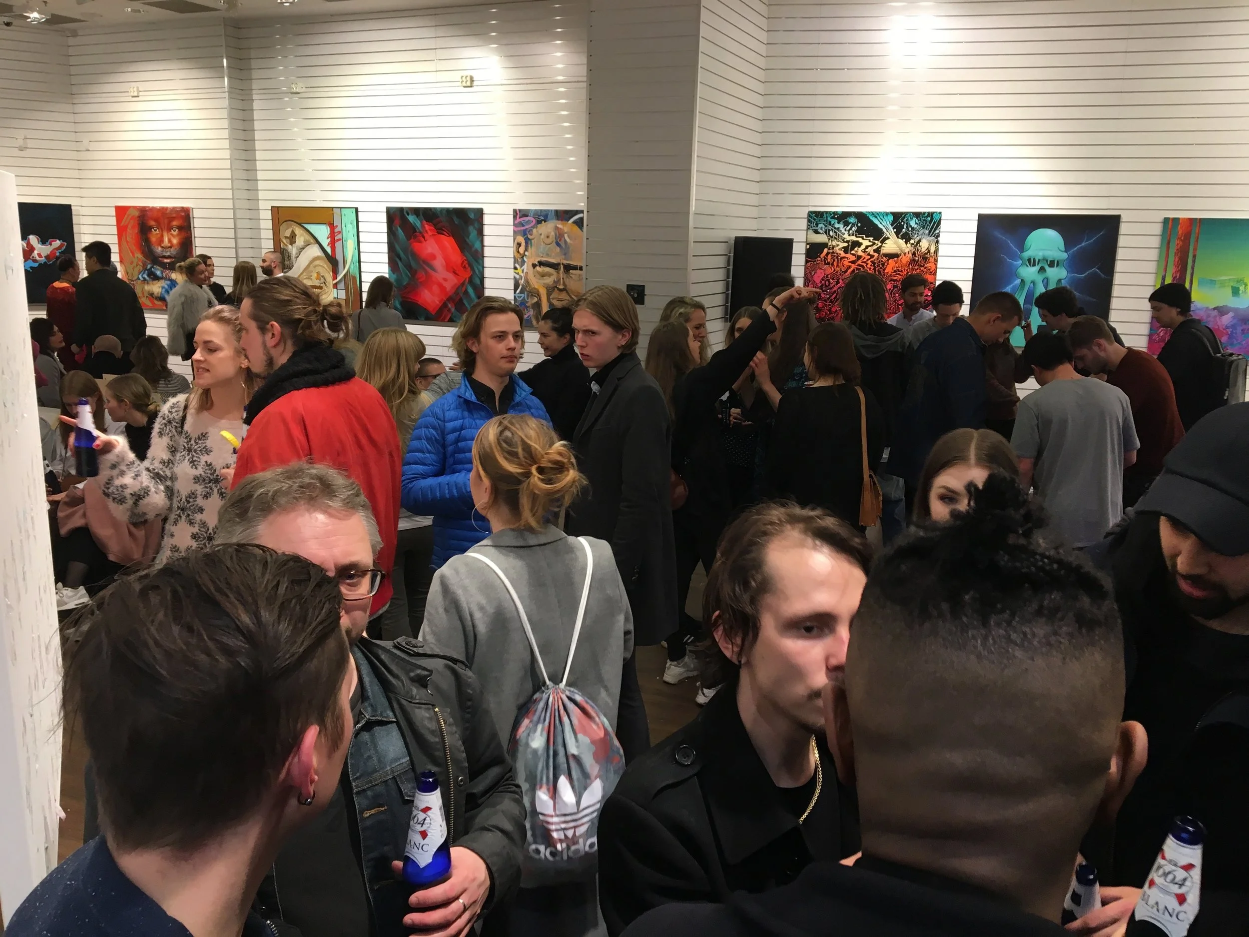 Masse svensker på party. Maleriet mitt "Nyfiken Blå Gul" ser du i bakgrunnen. 