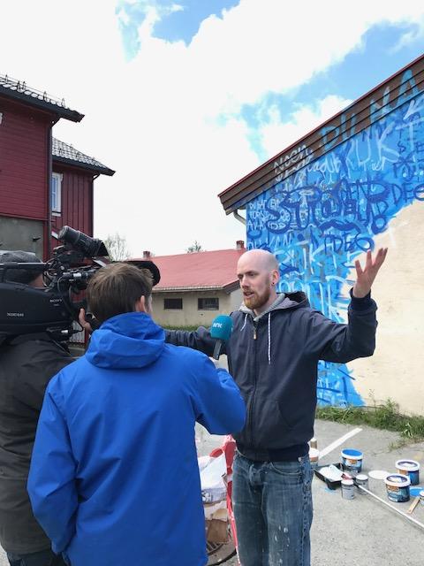 Jeg gestikulerer på nyhetene. Foto © Kunst og Kaos