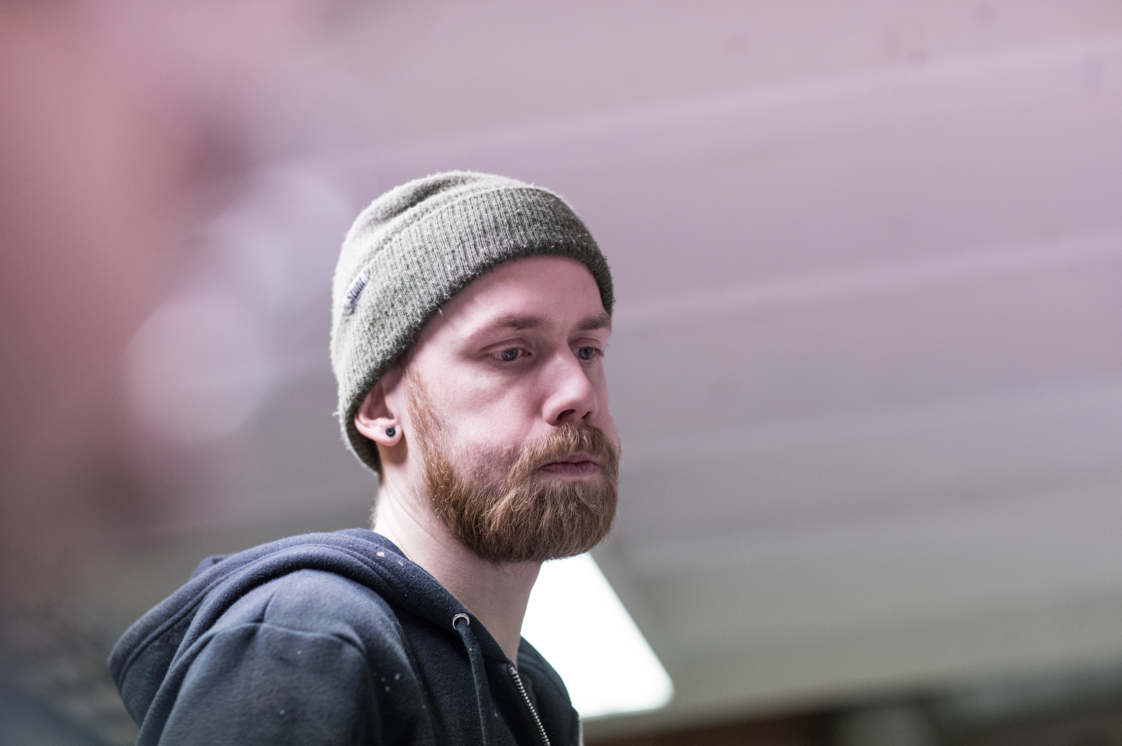 Reaksjon på ødelagt silkeduk og malingssøl overalt. 