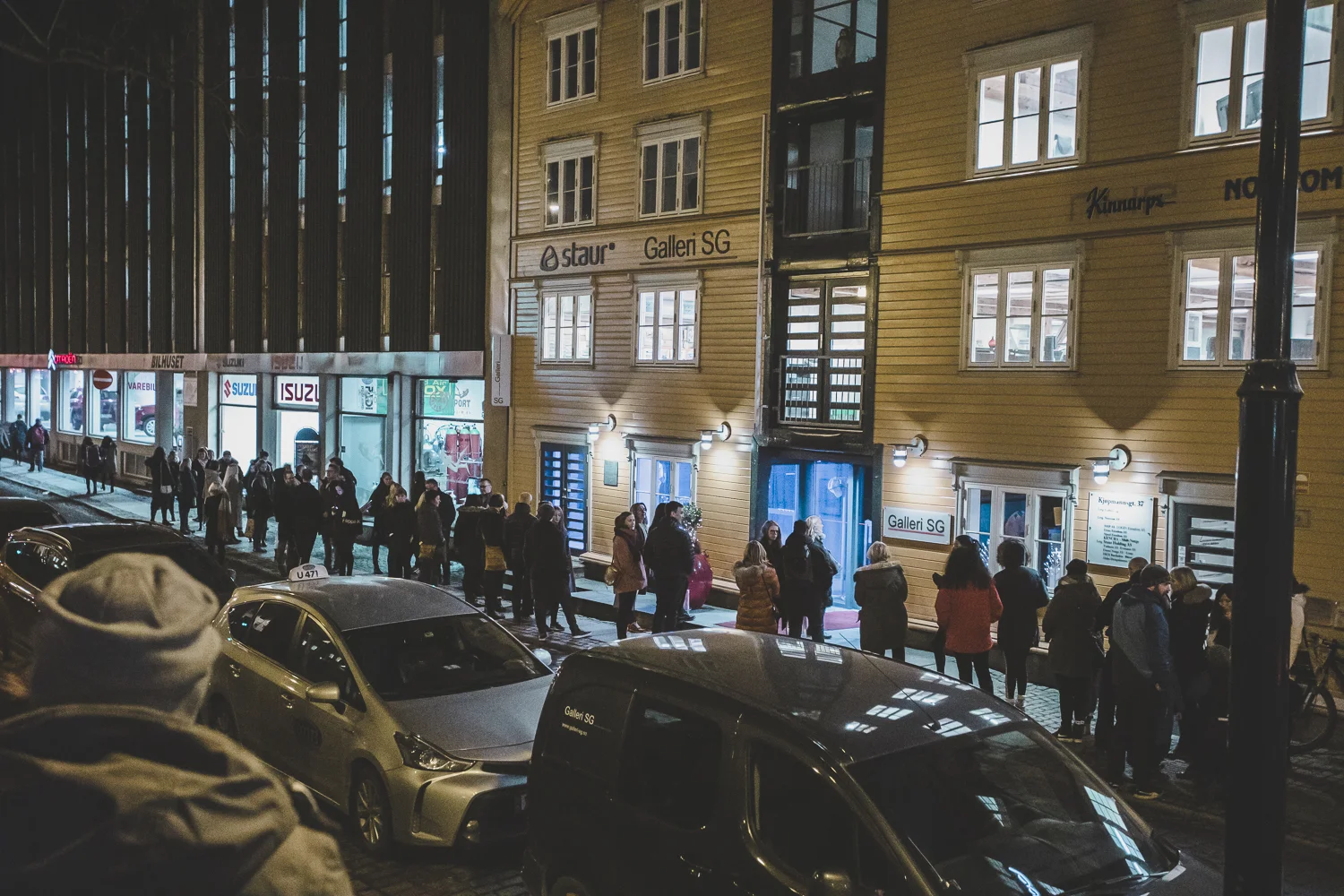 Stappfull utstillingsåpning på Galleri SG