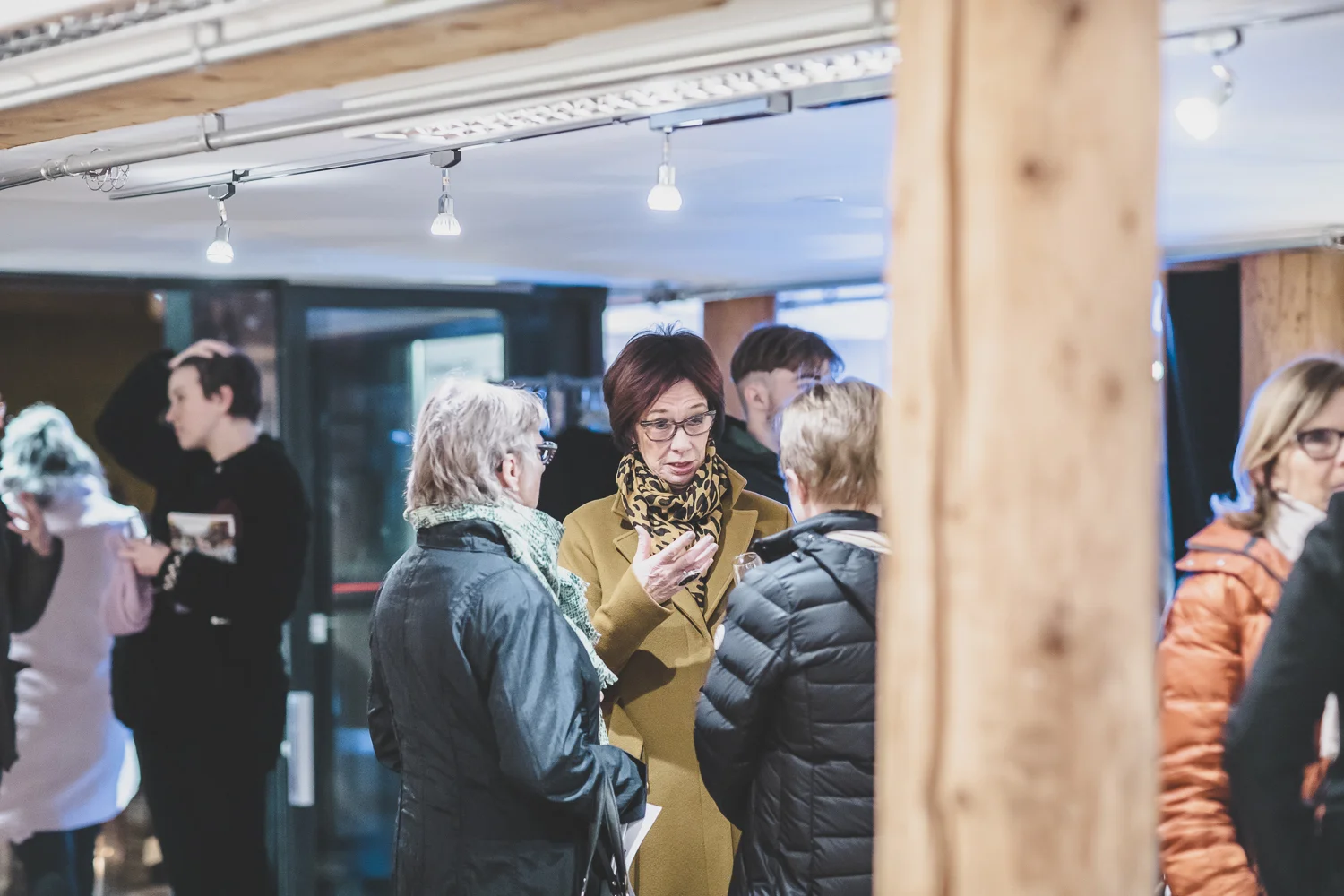 Samtaler i små puljer spredd utover gallerirommet. Love it!