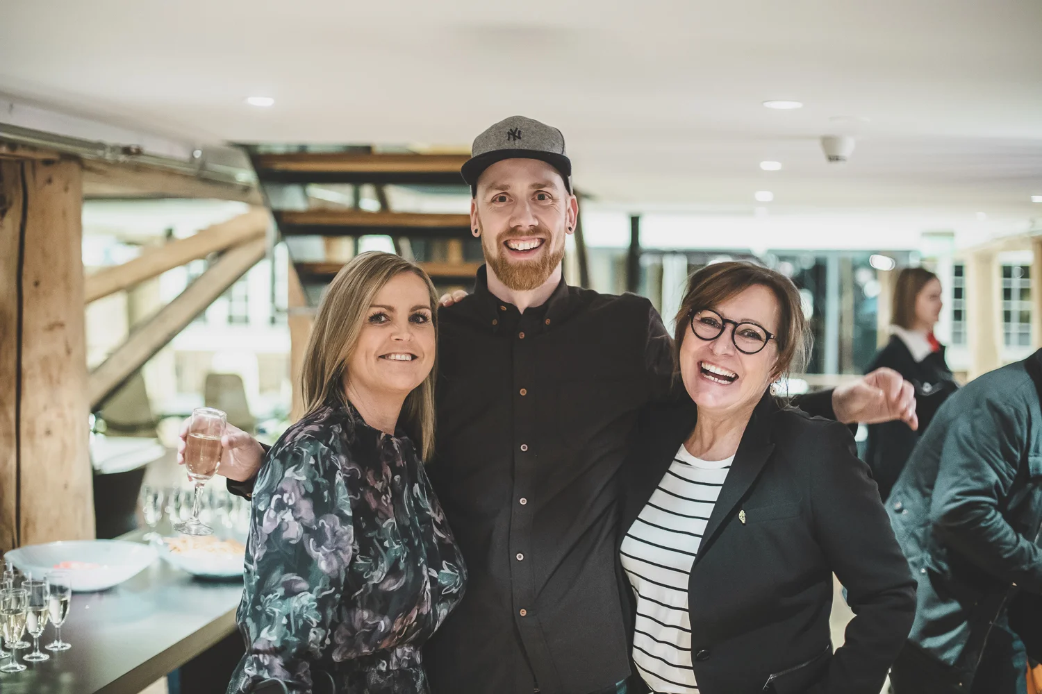 Mona (Kinnarps-sjef), self, Sissel (Gallerist)