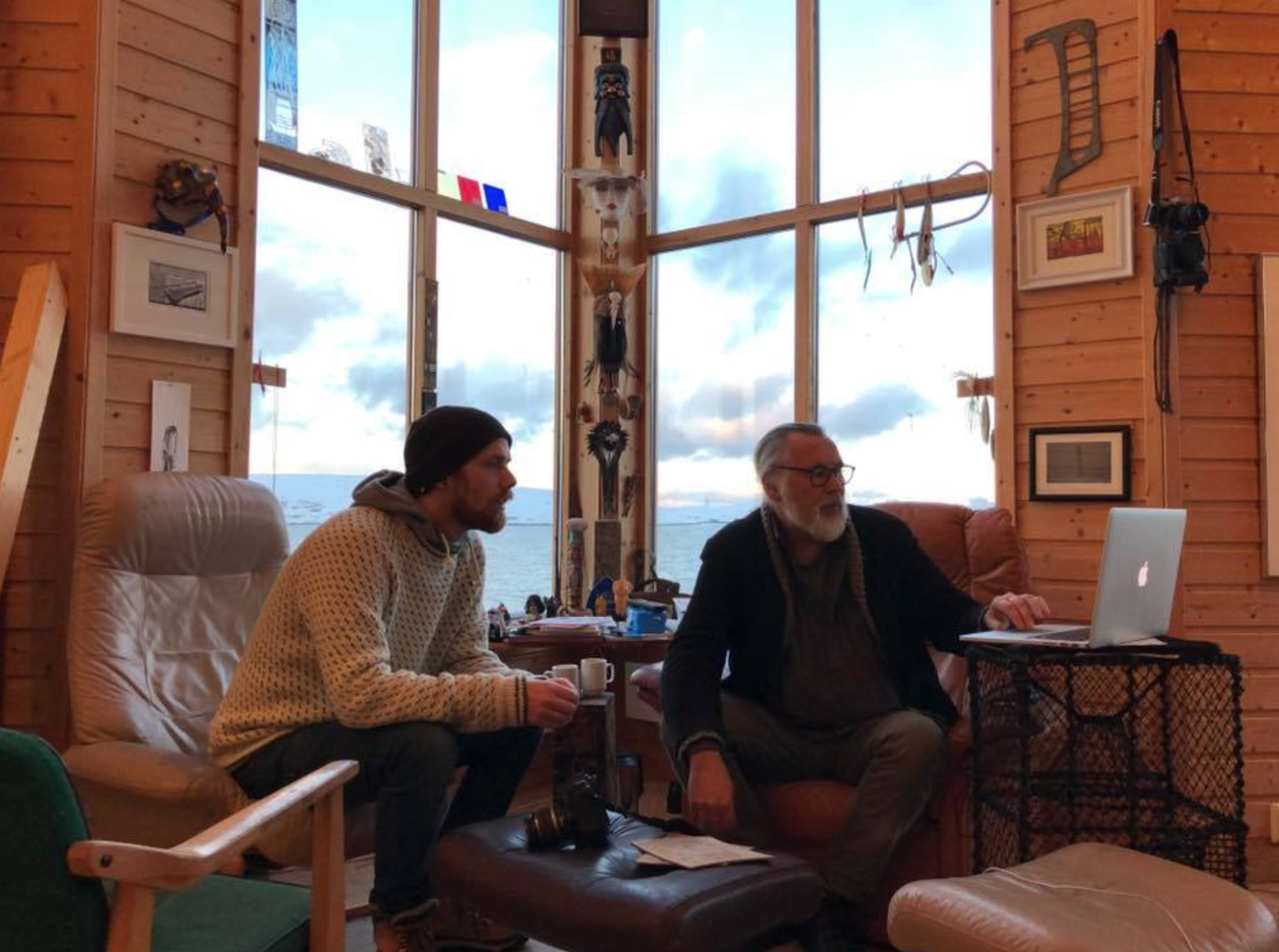 Diskuterer både tidligere og kommende kunstprosjekter i Ares atelier.