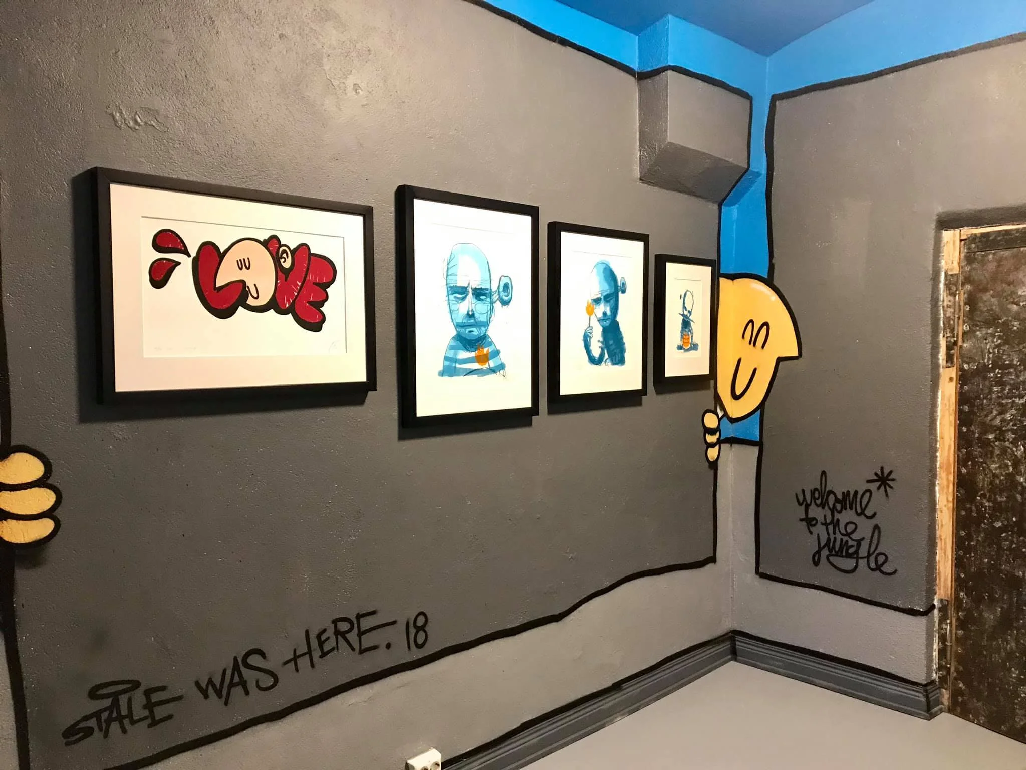 Med innrammede trykk. (“Welcome to the jungle” er en klassiker fra Levanger grafittiscene. Alle som har kjørt E6 nordover forbi Levanger må ha sett den skrevet på den ene brua. Hvis ikke, kanskje de gjør det nå.)