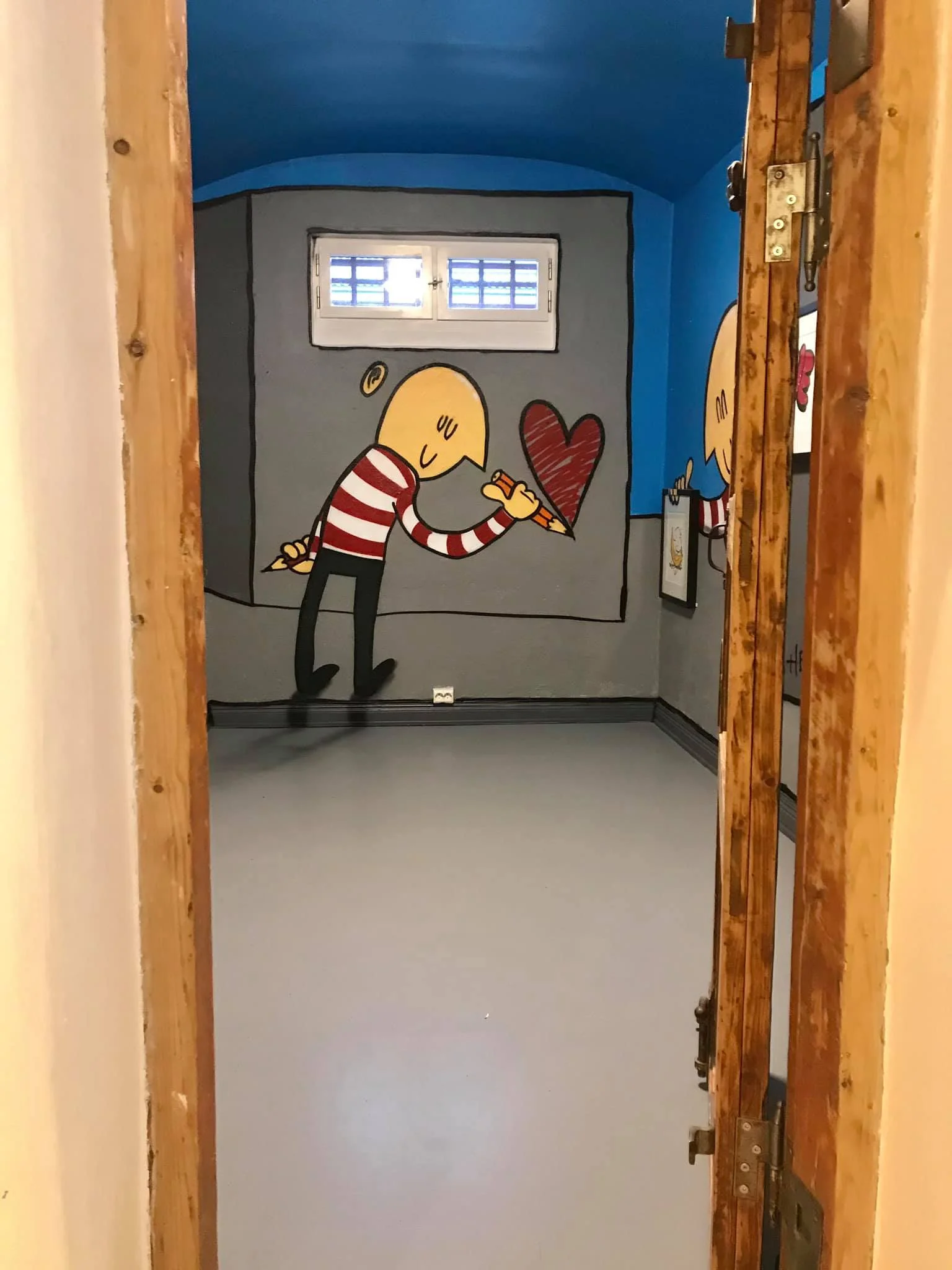 Sprer litt kjærliget på byfasadene.
