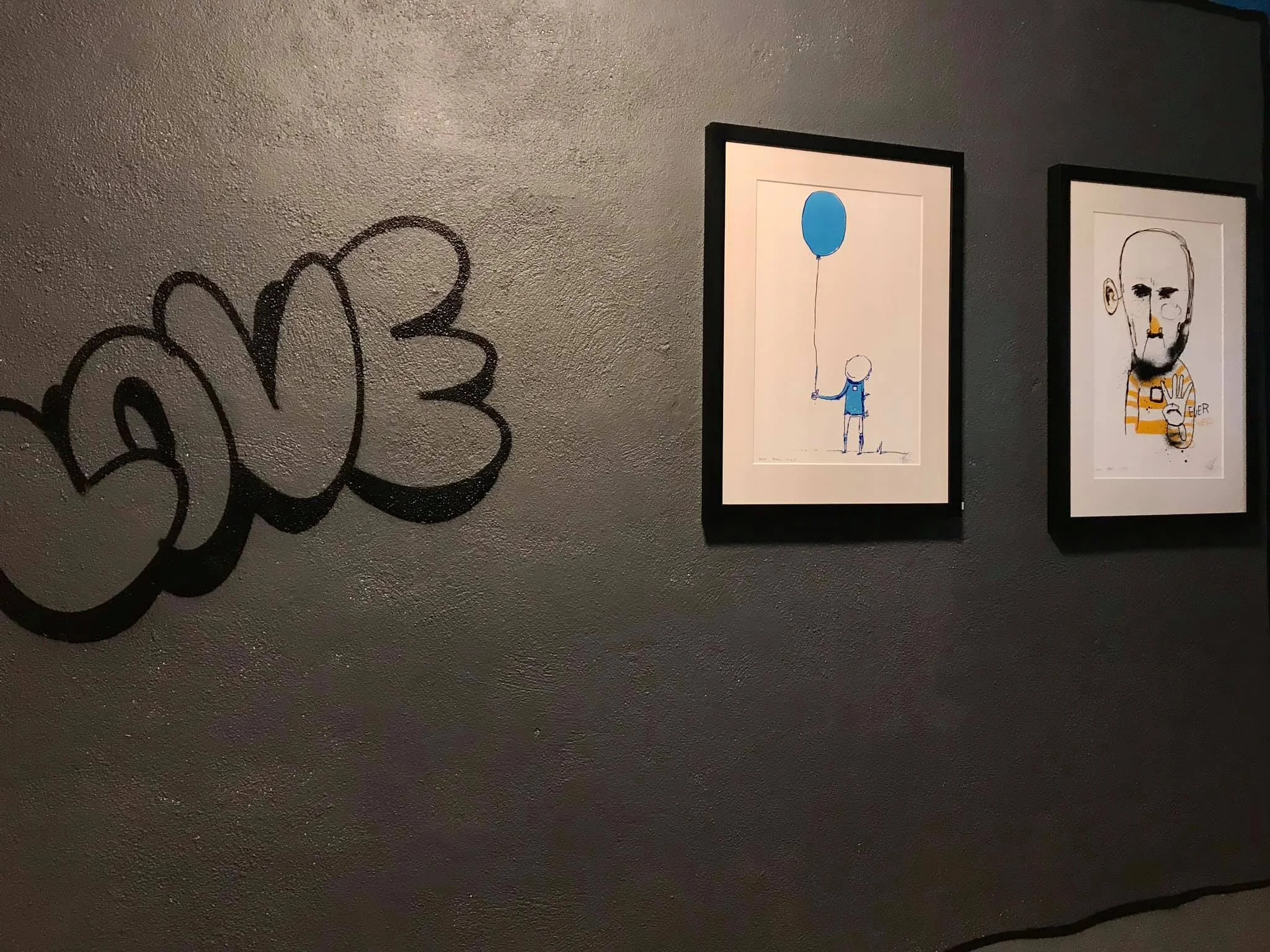 Oi, ser man det, en av ytterst få steder du fortsatt kan få tak i “Bestevenn” serigrafien som lyser i mørket…(BTW Egentlig skal det henge et trykk halvveis over den “Love” throwupen.)