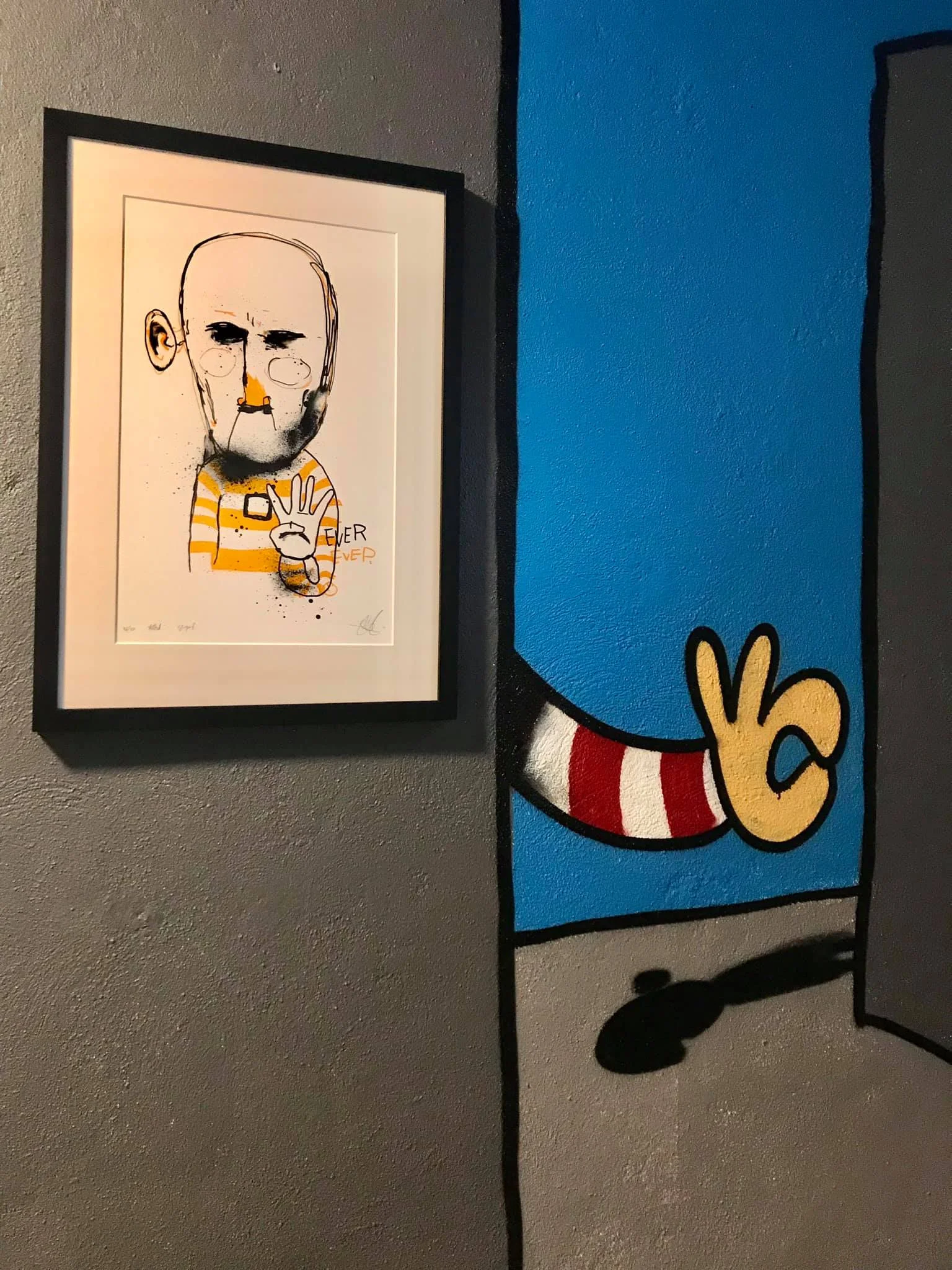 Jeg lurer på hva han som står rundt hjørnet der tenker.