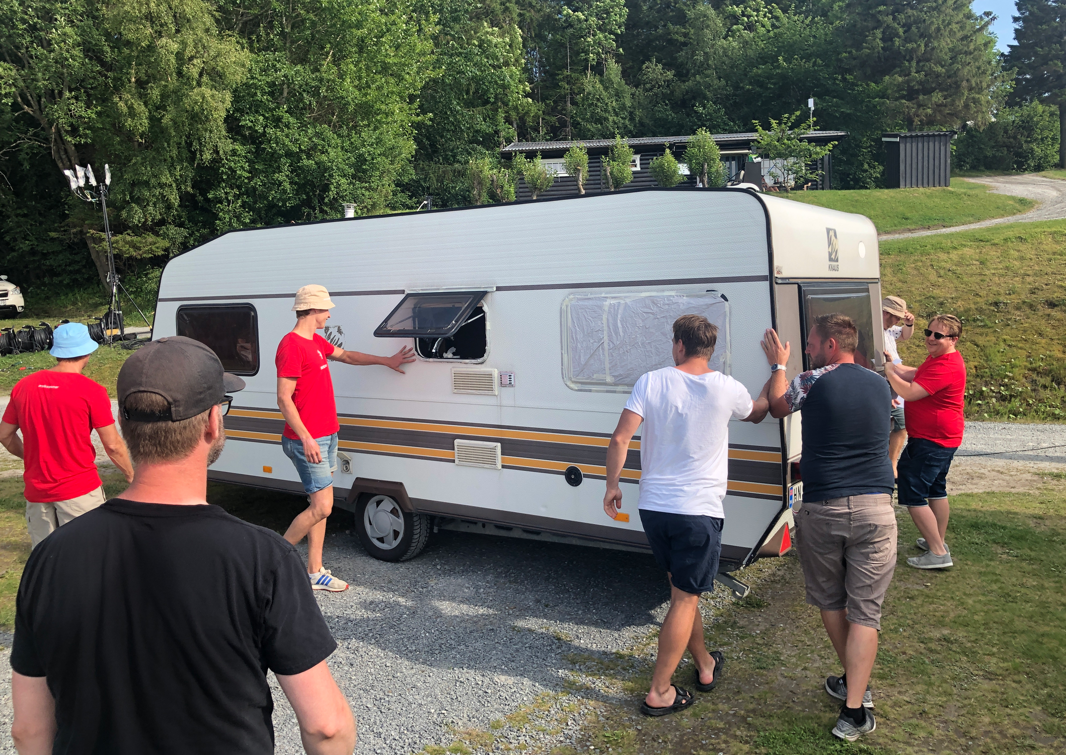 Campingvogna måtte stå rett i forhold til lys, vind, kamera, publikum og alskens.