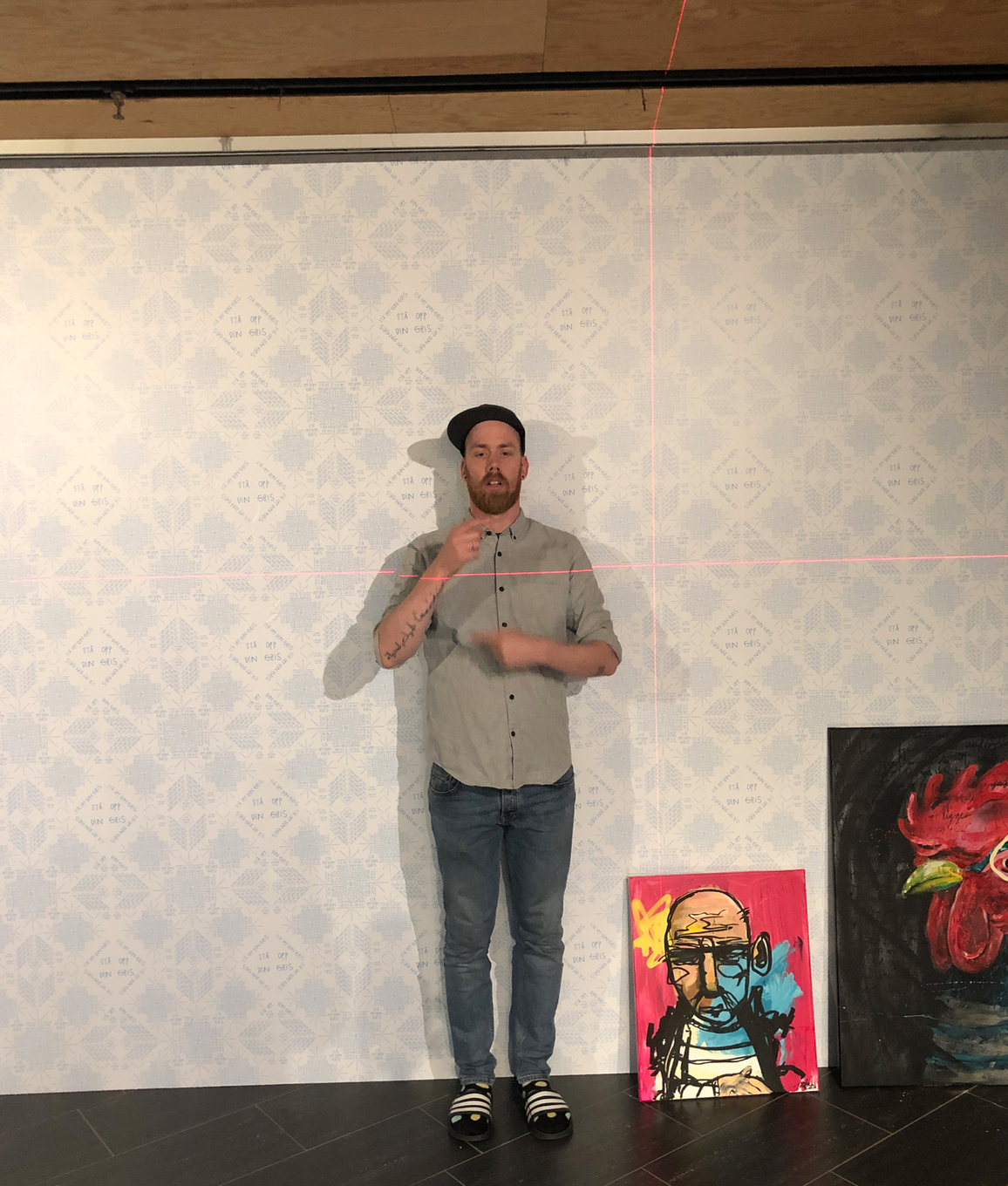 En fokusert kunstner med skotøyet on lock.